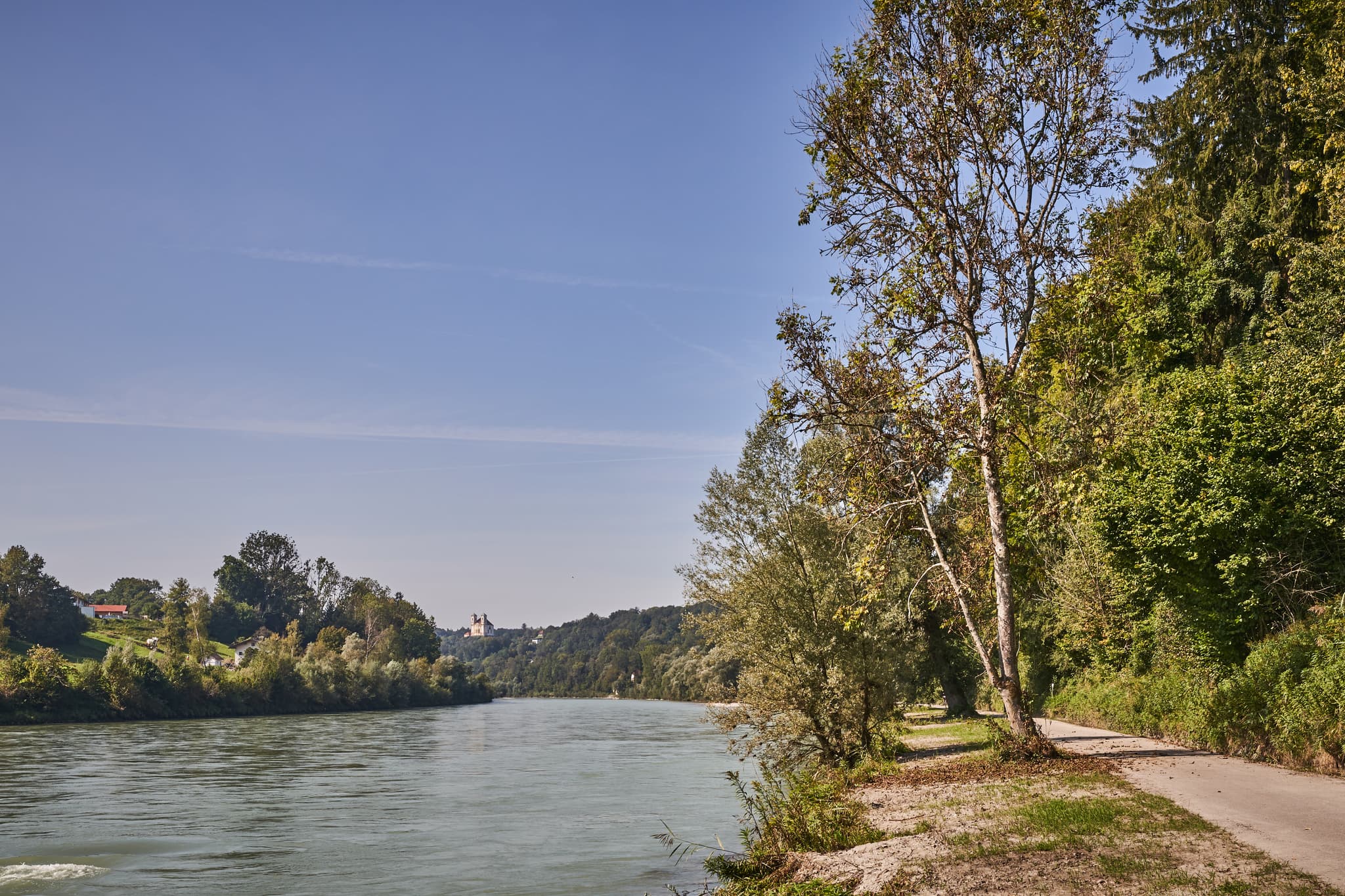 Uferweg an der Salzach Richtung Raitenhaslach bei Burghausen, Altötting, Oberbayern. Zeigt Fluss, Pfad, Bäume in Inn-Salzach, Deutschland.