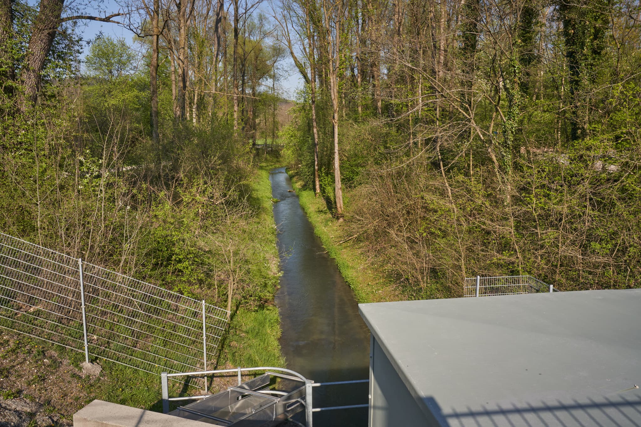 Fischtreppe am Inn Kraftwerk in Stammham, Altötting, Oberbayern. Ein Bach fließt durch Wald der Region Inn-Salzach, Deutschland.