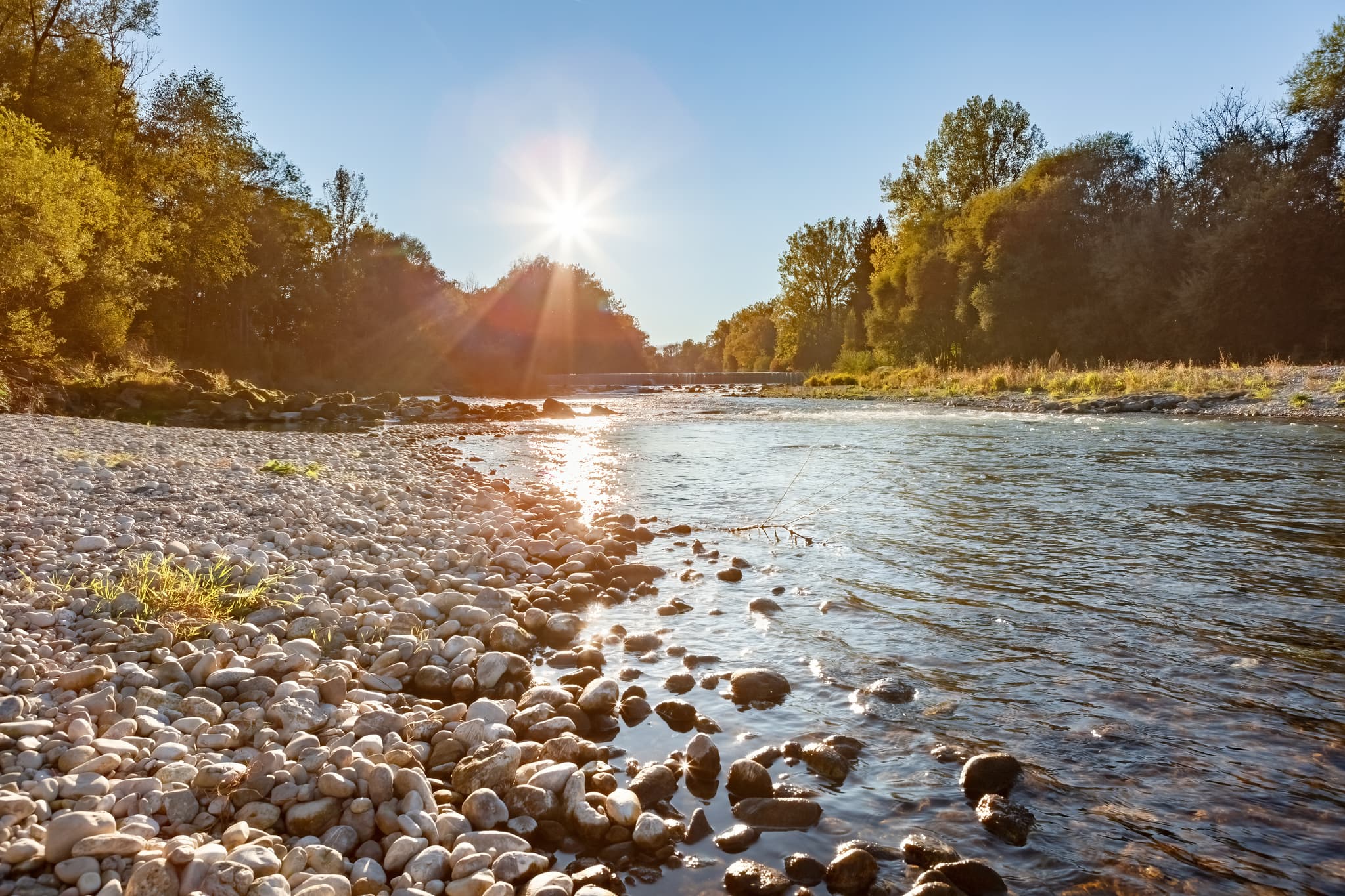 Flusslauf der Alz bei Garching, Altötting, Oberbayern. Steinerne Ufer prägen die Naturlandschaft in der Region Inn-Salzach, Deutschland.