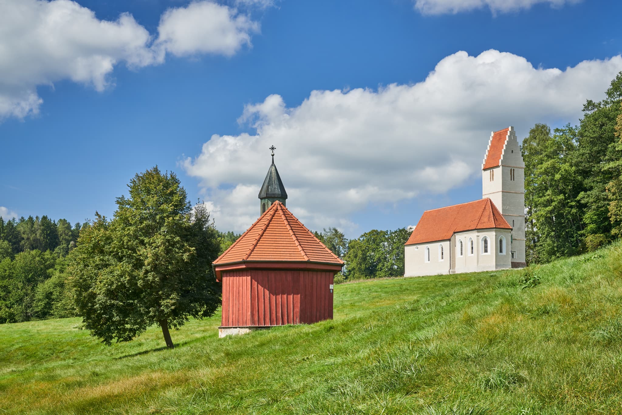 Sigrün Kirche und Corona Kapelle in Pleiskirchen, Altötting, Oberbayern, Inn-Salzach, Bayern, Deutschland. Historische Kirchengebäude in ländlicher Umgebung.