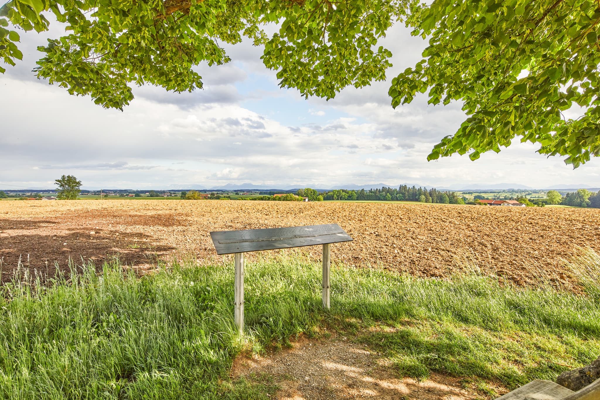 Aussichtspunkt in Kobeln, Wald, Garching, Altötting, Oberbayern, Inn-Salzach, Deutschland, auf weite Felder und die umgebende Natur.