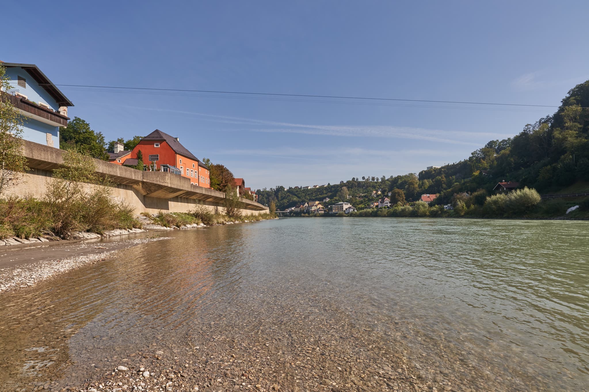 Salzach in Burghausen, Altötting, Landkreis Altötting, Regierungsbezirk Oberbayern, Region Inn-Salzach, Bayern. Flusslandschaft mit Häusern am Ufer.