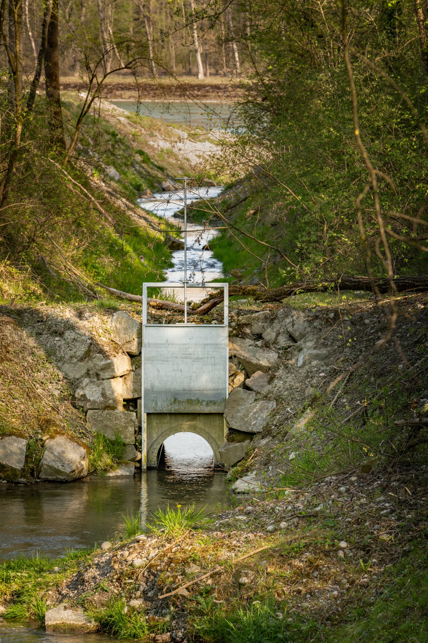 Blick auf die Fischtreppe am Inn Kraftwerk in Stammham, Altötting, Oberbayern, Inn-Salzach, Deutschland. Das Bauwerk ist Teil der Flusslandschaft.