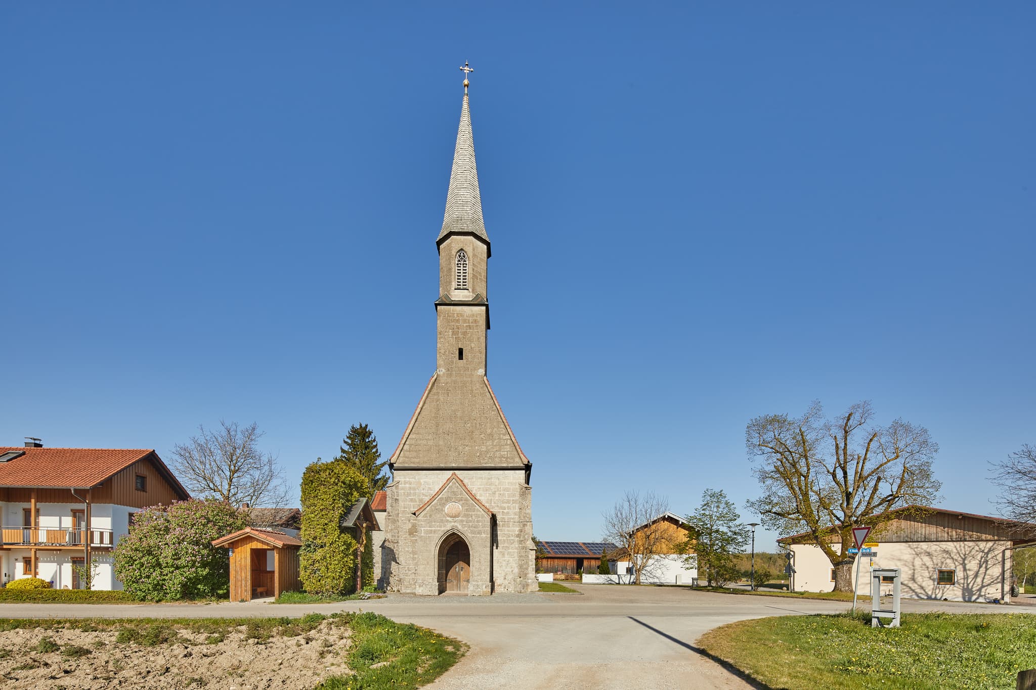 Filialkirche Sankt Nikolaus in Neuhofen, Gemeinde Haiming, Landkreis Altötting, Historische Kirche mit beeindruckendem Turm in ländlicher Umgebung.