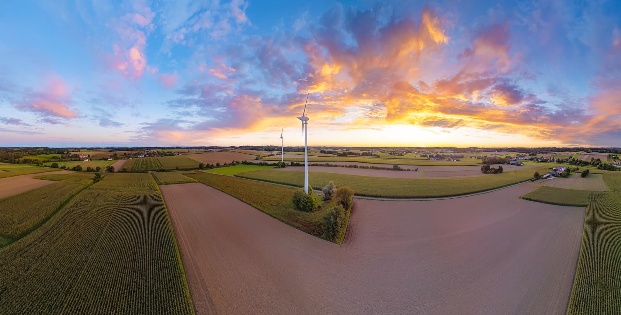 Windpark Panorama bei Dirnaich, Gangkofen, Landkreis Rottal-Inn, Niederbayern. Weite Felder im Holzland, Deutschland, unter einem Dämmerungshimmel.