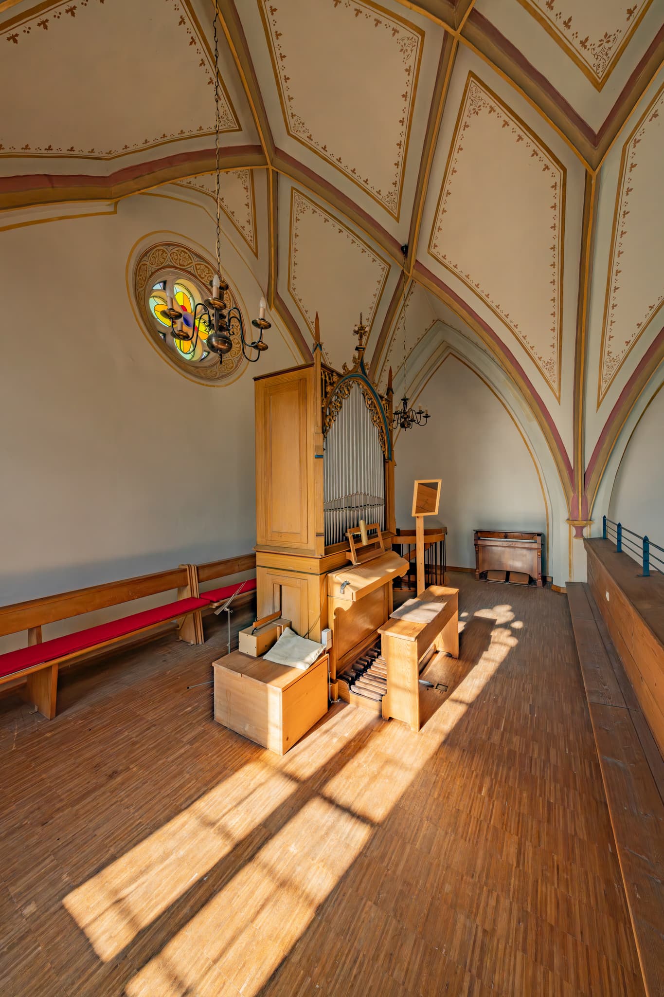 Orgel der Friedhofskirche St. Michael. Stadt Bad Griesbach, Kirche mit Friedhof und die umliegende Landschaft, Passau, Niederbayern, Bayern, Deutschland.