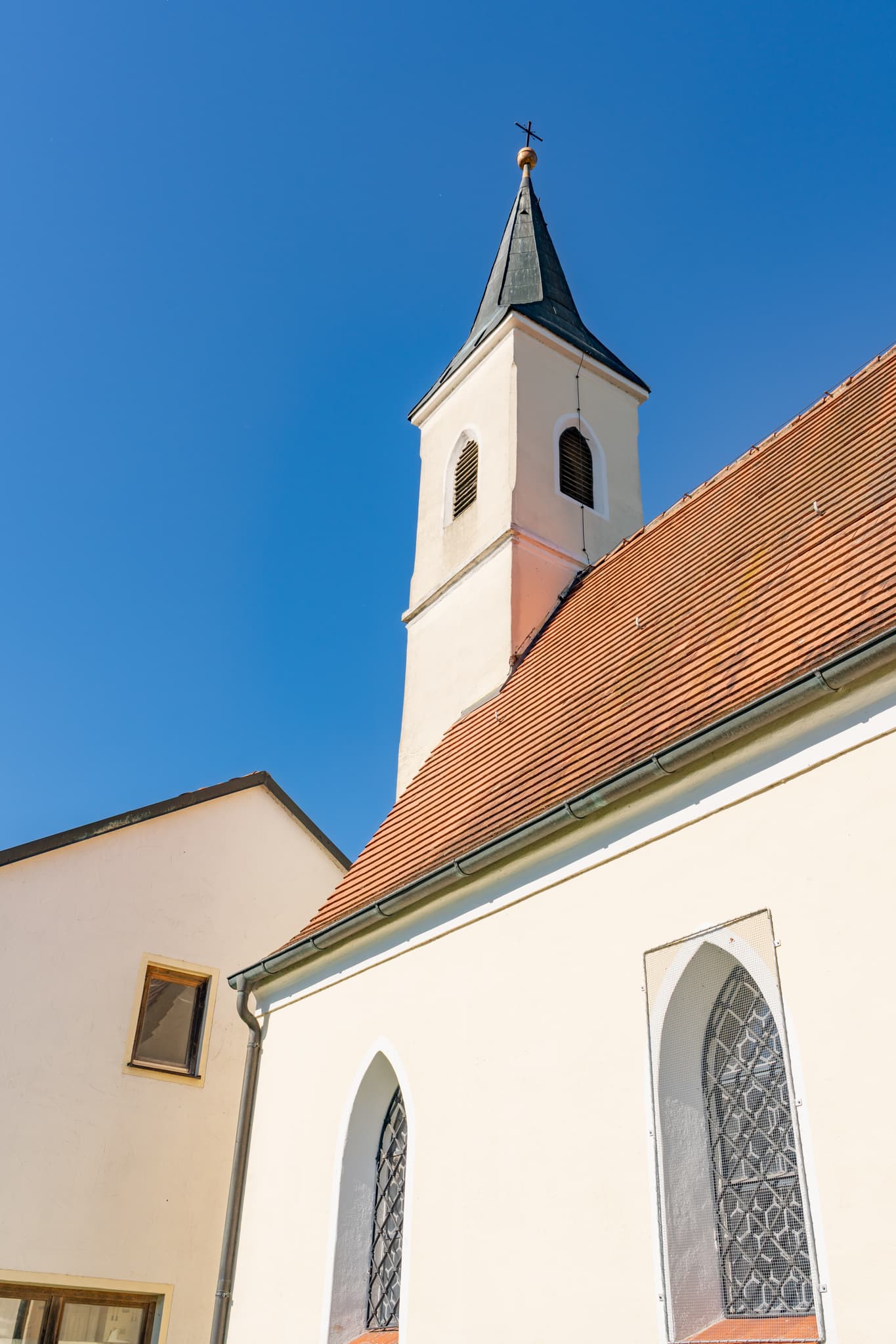 Wallfahrtskirche Mariä Himmelfahrt in Guteneck Johanniskirchen, Rottal-Inn, Niederbayern, Deutschland. Kirchturm und Dach vor blauem Himmel im Holzland.