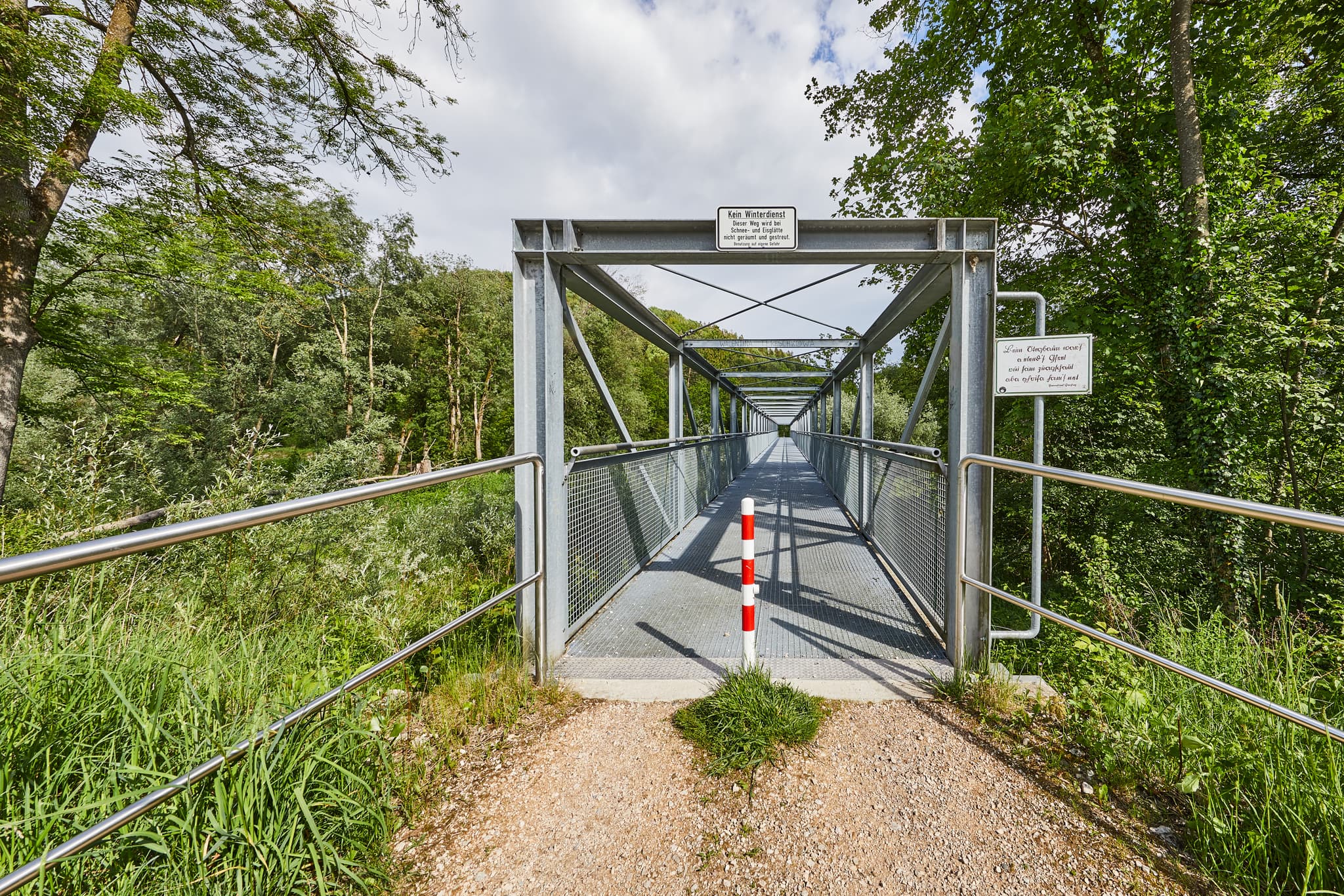 Neue Fahrrad- und Fußgängerbrücke in Garching, Landkreis Altötting, Oberbayern. Die Metallbrücke verbindet Orte im Grünen der Region Inn-Salzach, Deutschland.