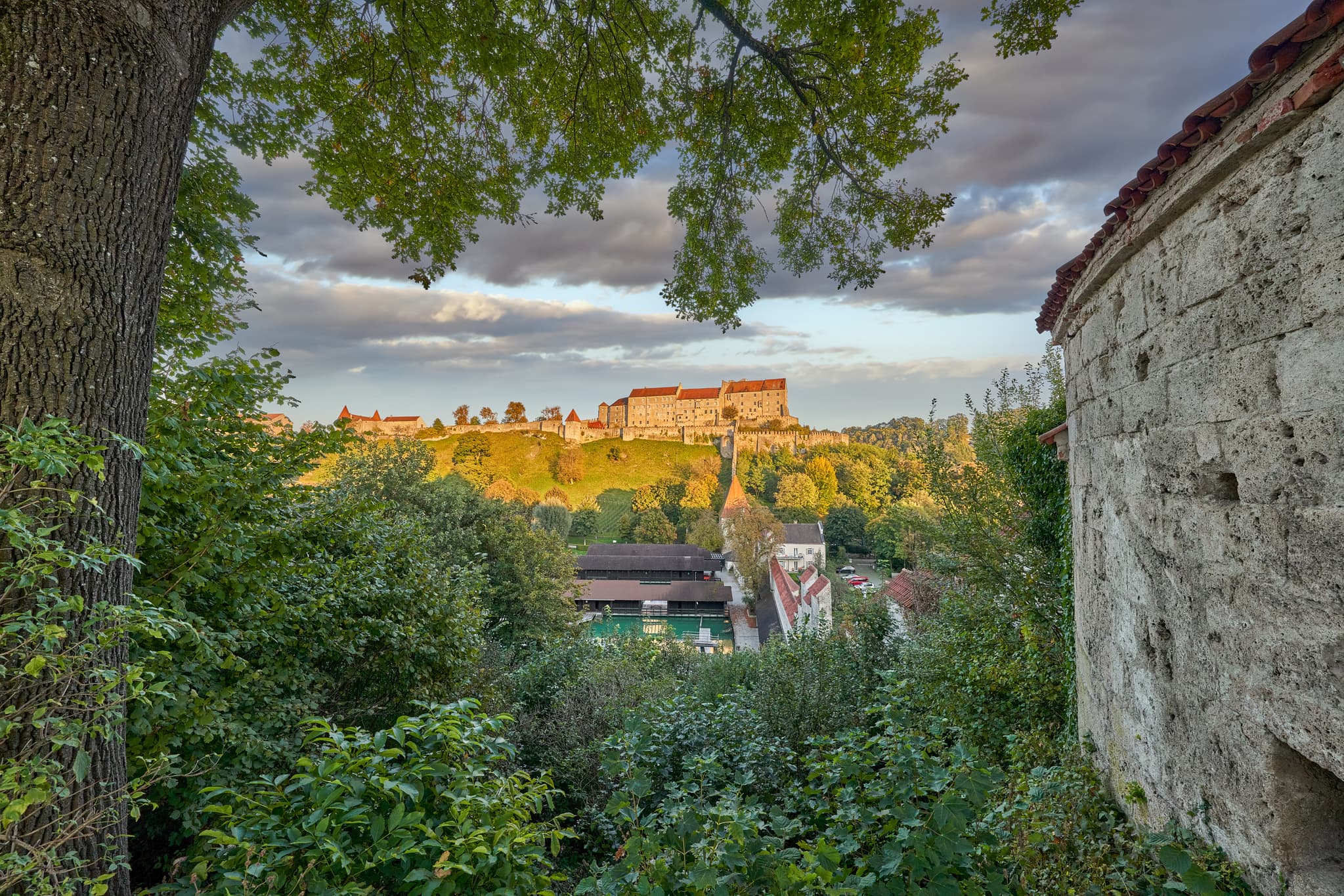 Burganlage in Burghausen, Landkreis Altötting. Der Blick umfasst den Wöhrsee und die grüne Landschaft der Region Inn-Salzach in Oberbayern, Deutschland.