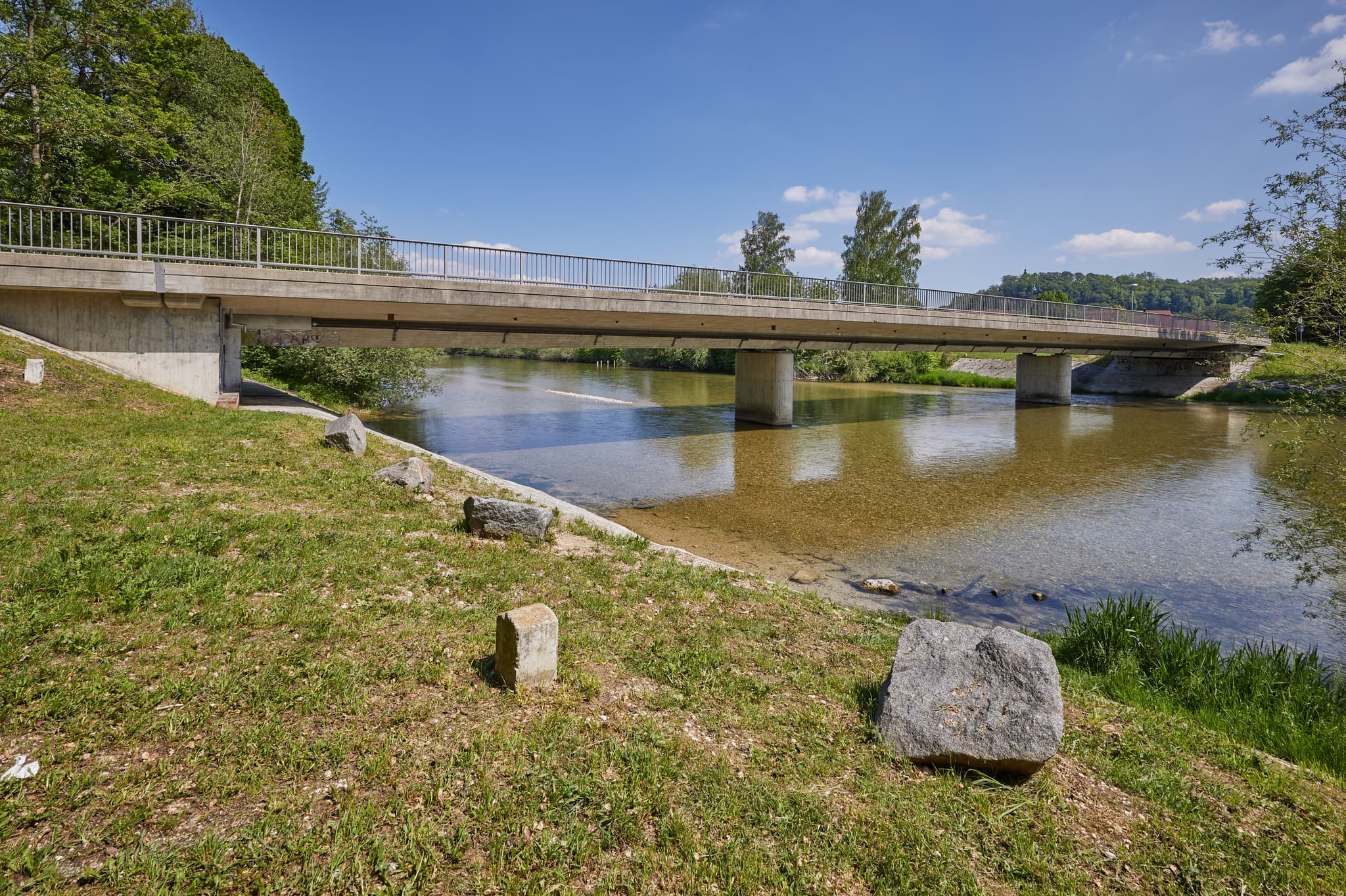 Moderne Brücke über die Alz in Hirten, Gemeinde Burgkirchen, Landkreis Altötting, Oberbayern, Inn-Salzach Region in Deutschland.