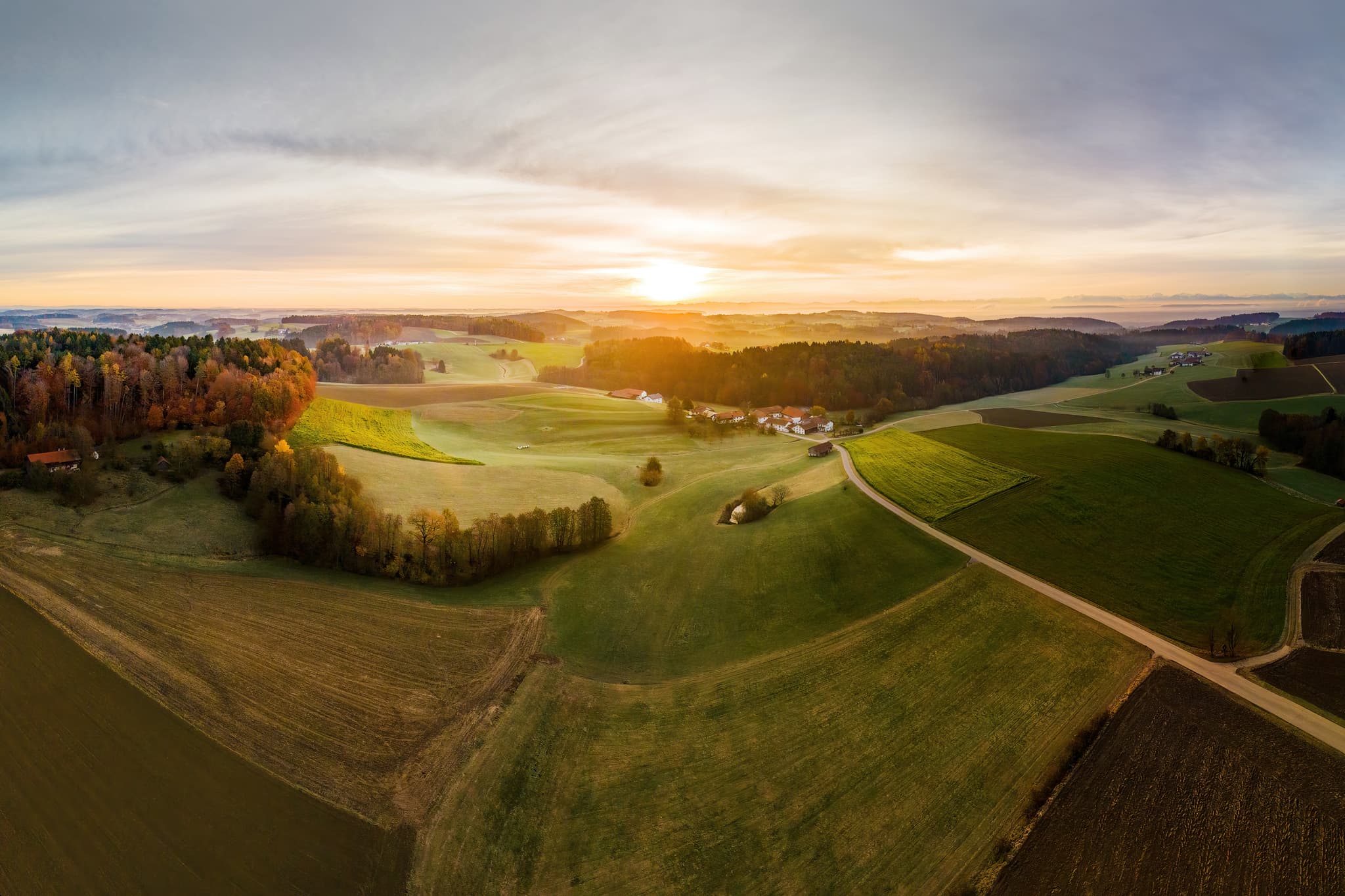 Weitläufiger Panoramablick über Felder und Hügel bei Öging, Gemeinde Erlbach im Landkreis Altötting, Oberbayern, Deutschland. Motiv der Inn-Salzach Region.