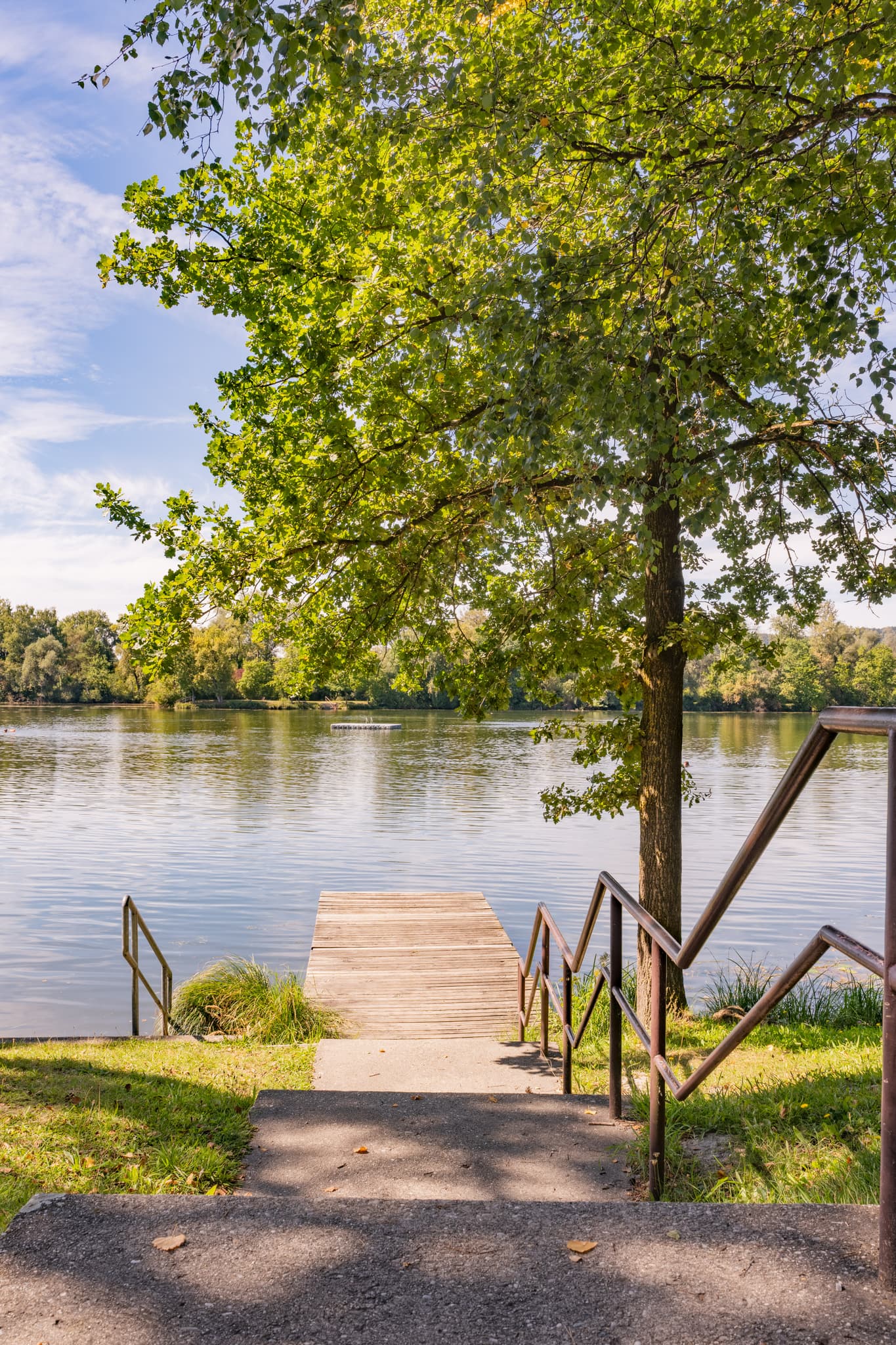 Steg bei Wasserwacht, Waldsee Lago bei Simbach, Kirchdorf am Inn, Landkreis Rottal-Inn, Niederbayern. Beliebter Badesee im Bäderdreieck, Deutschland.