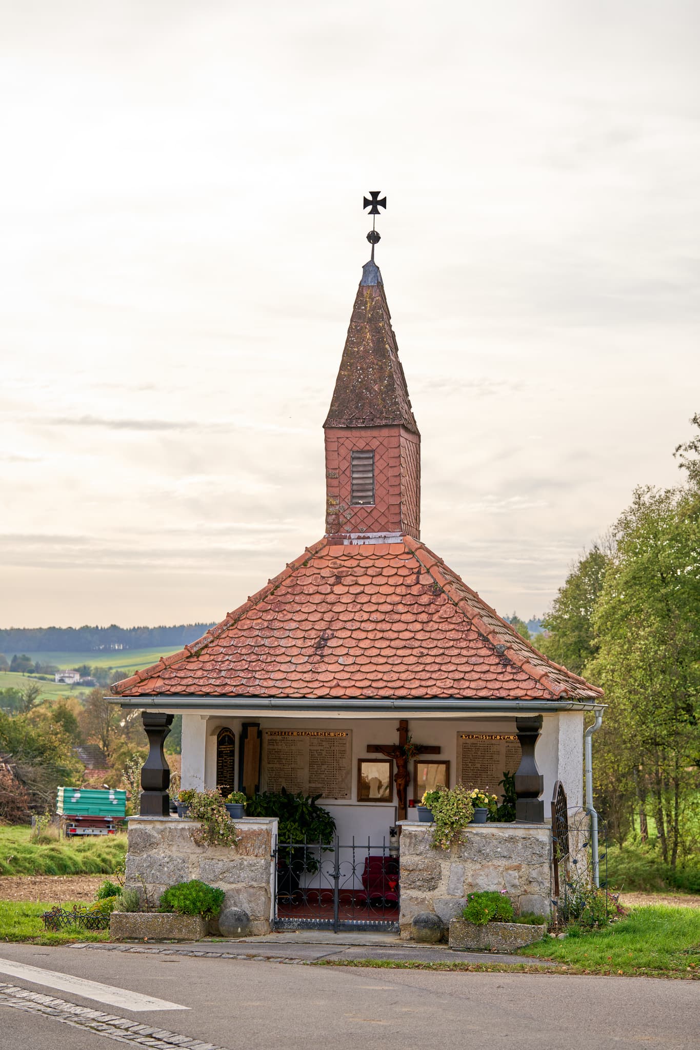 Kapelle & Bildstock an der Dorfstraße in Weng, Bad Griesbach im Landkreis Passau, Niederbayern. Charmantes Kulturdenkmal im Bayerischen Wald, Deutschland.
