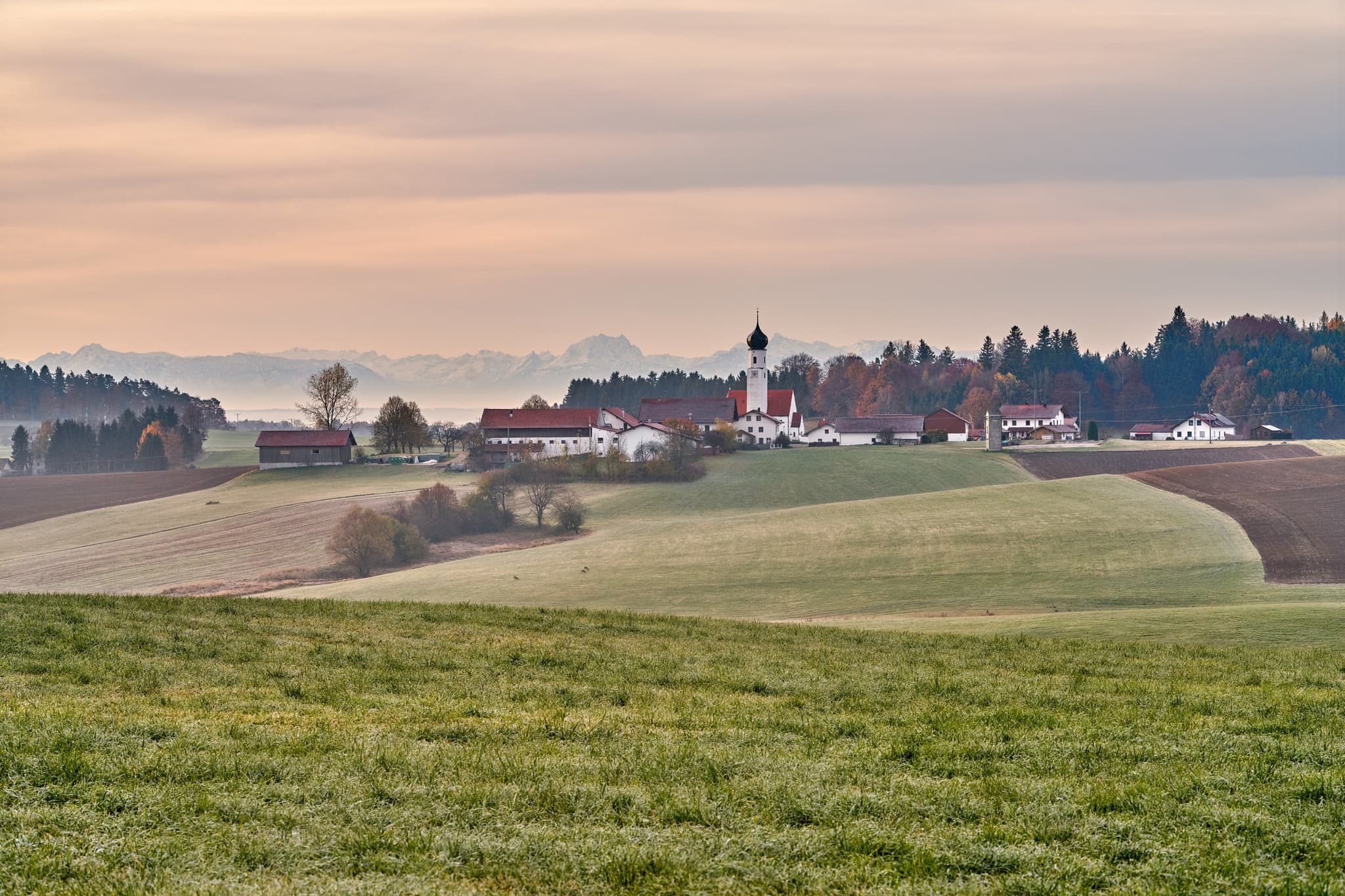 Idyllische Herbstlandschaft von Endlkirchen in Erlbach, Landkreis Altötting. Malerische Kirche prägt das Dorfbild der Region Inn-Salzach, Oberbayern
