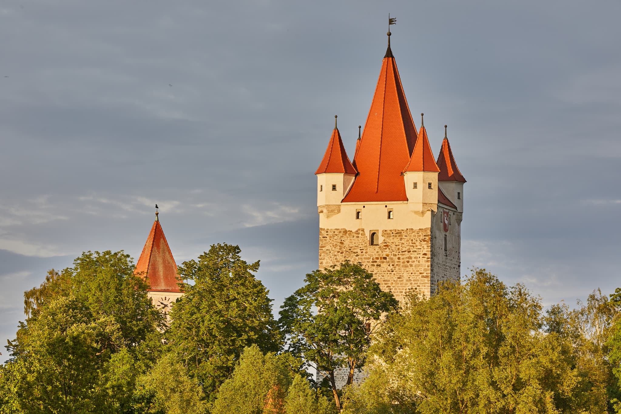 Historischer Schlossturm in Haag, Mühldorf am Inn, Oberbayern. Umgeben von Bäumen. Region Inn-Salzach, Deutschland.