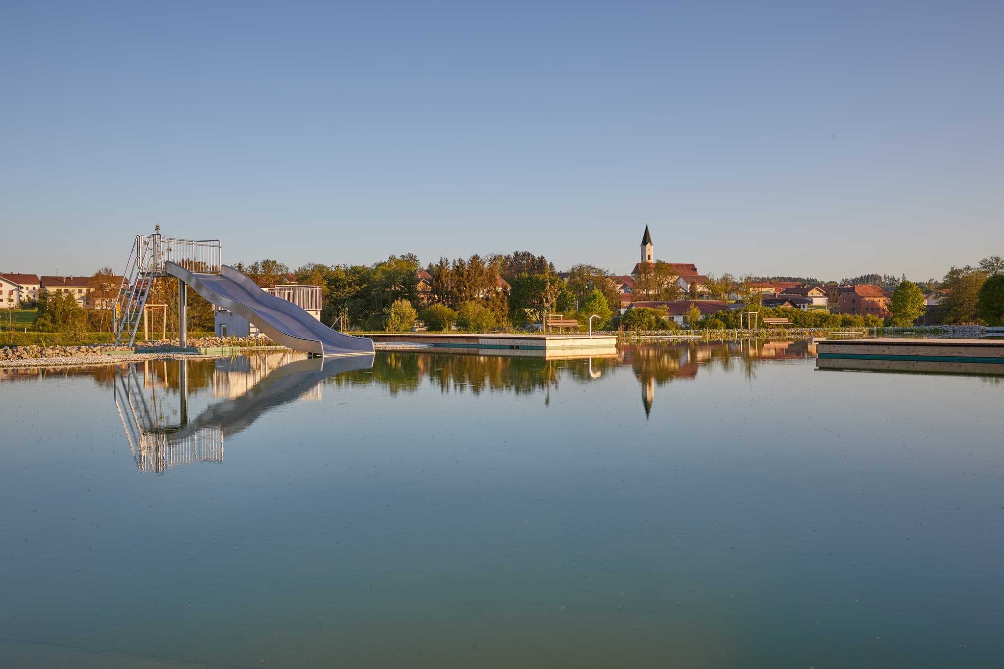 Naturbad am Wassergarten in Mitterskirchen, Landkreis Rottal-Inn, Niederbayern, Inn-Salzach Region, Deutschland. Genießen Sie die Natur.