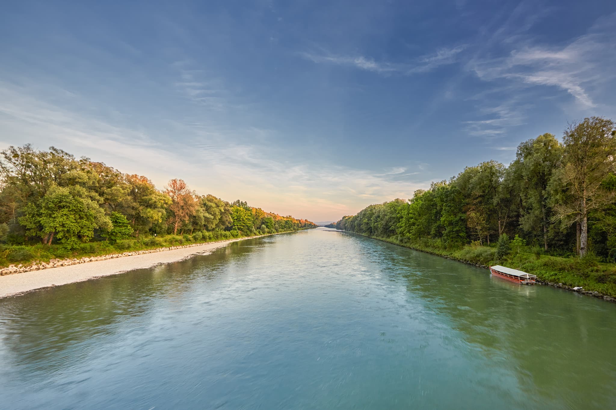 Blick von der Salzach Grenzbrücke in Tittmoning (Traunstein, Oberbayern), zeigt den Fluss und Uferbewuchs Richtung Alpen im Chiemgau, Deutschland.