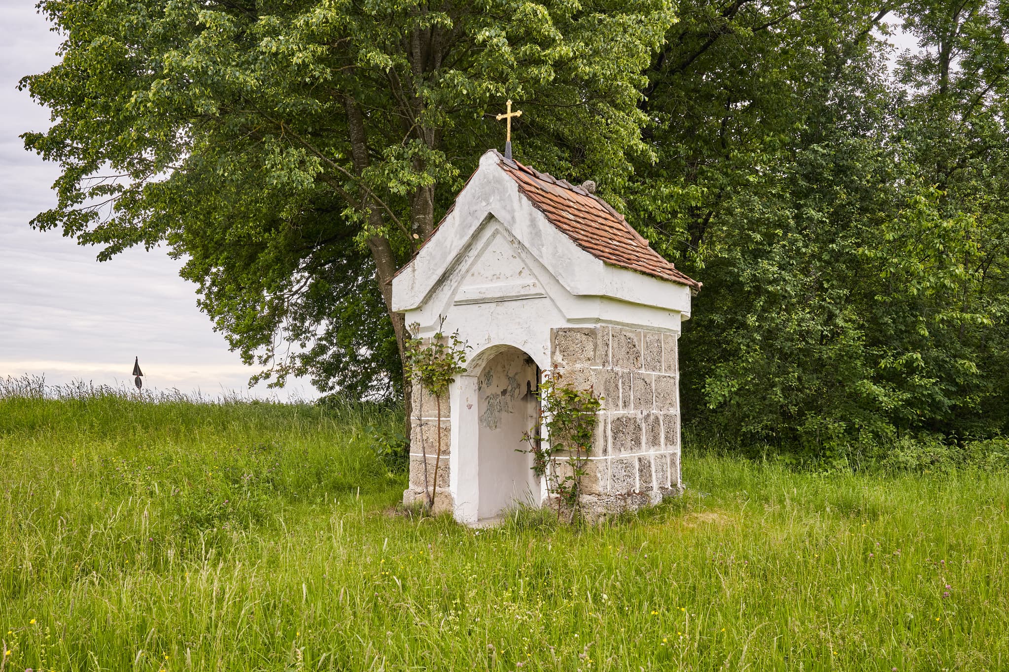 Kapelle mit Bildstock in Höresham, Burgkirchen, Landkreis Altötting, Oberbayern. Ländliches Motiv in der Region Inn-Salzach.