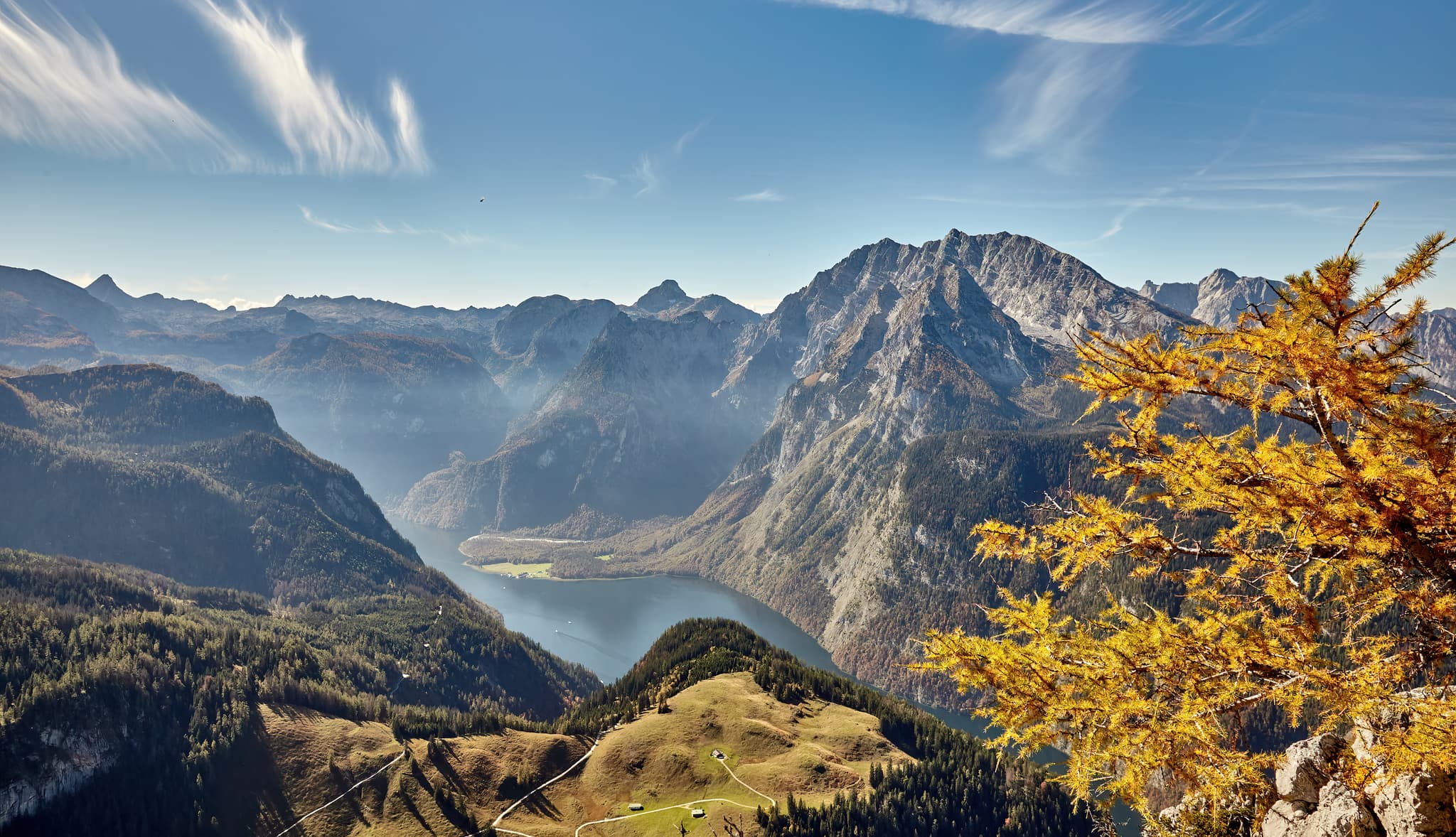 Panorama vom Jenner auf den Königssee bei Schönau, Berchtesgadener Land, Oberbayern. Alpenlandschaft in den Berchtesgadener Alpen, Deutschland.