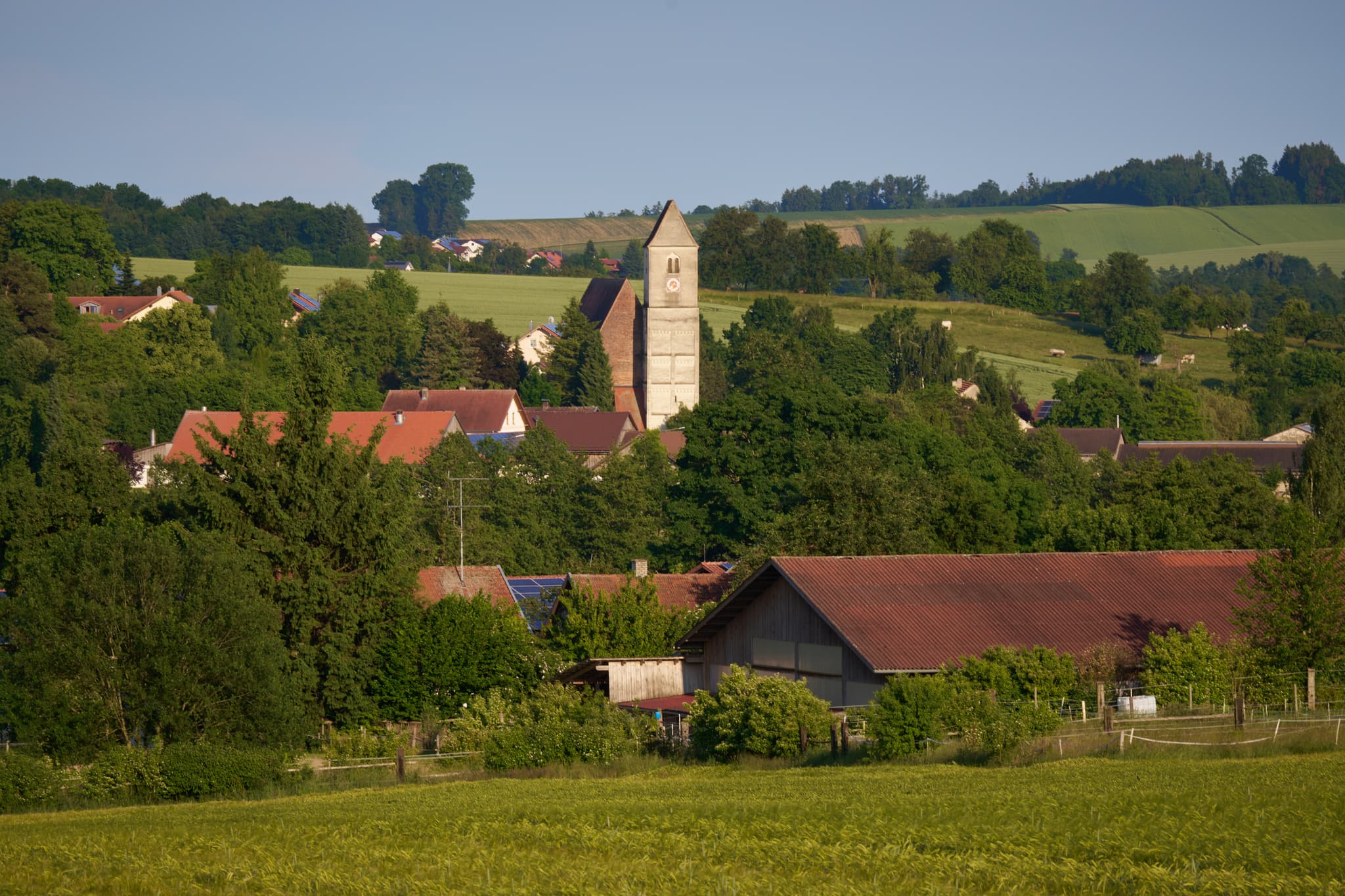 Die St. Laurentius Kirche in Steinkirchen, Gemeinde Ortenburg, Landkreis Passau, Niederbayern, Deutschland. Idyllisch gelegen im Donau-Wald.