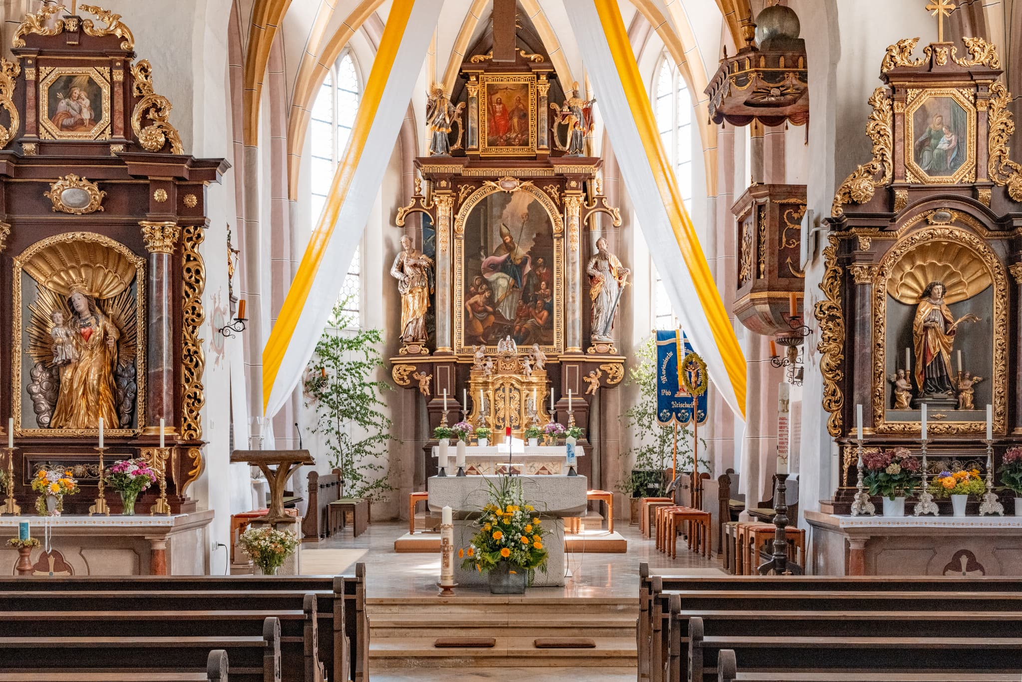 Innenansicht der Pfarrkirche St. Martin in Reischach, Landkreis Altötting, Oberbayern, Deutschland. Das Bild zeigt das Kirchenschiff mit Altären.