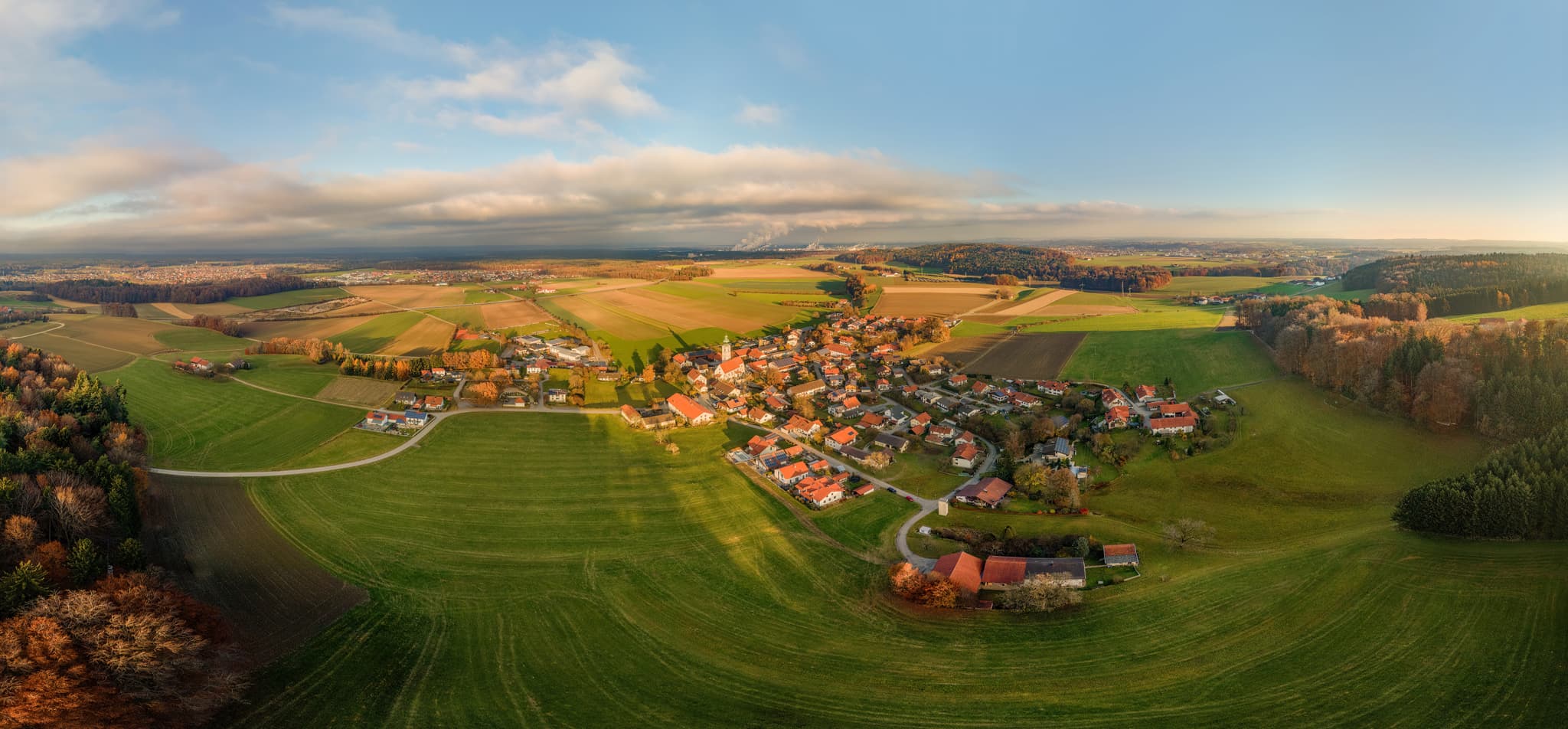 Luftbild-Panorama von Mehring im Herbst, Landkreis Alt√∂tting, Oberbayern, Deutschland, Inn-Salzach Region.