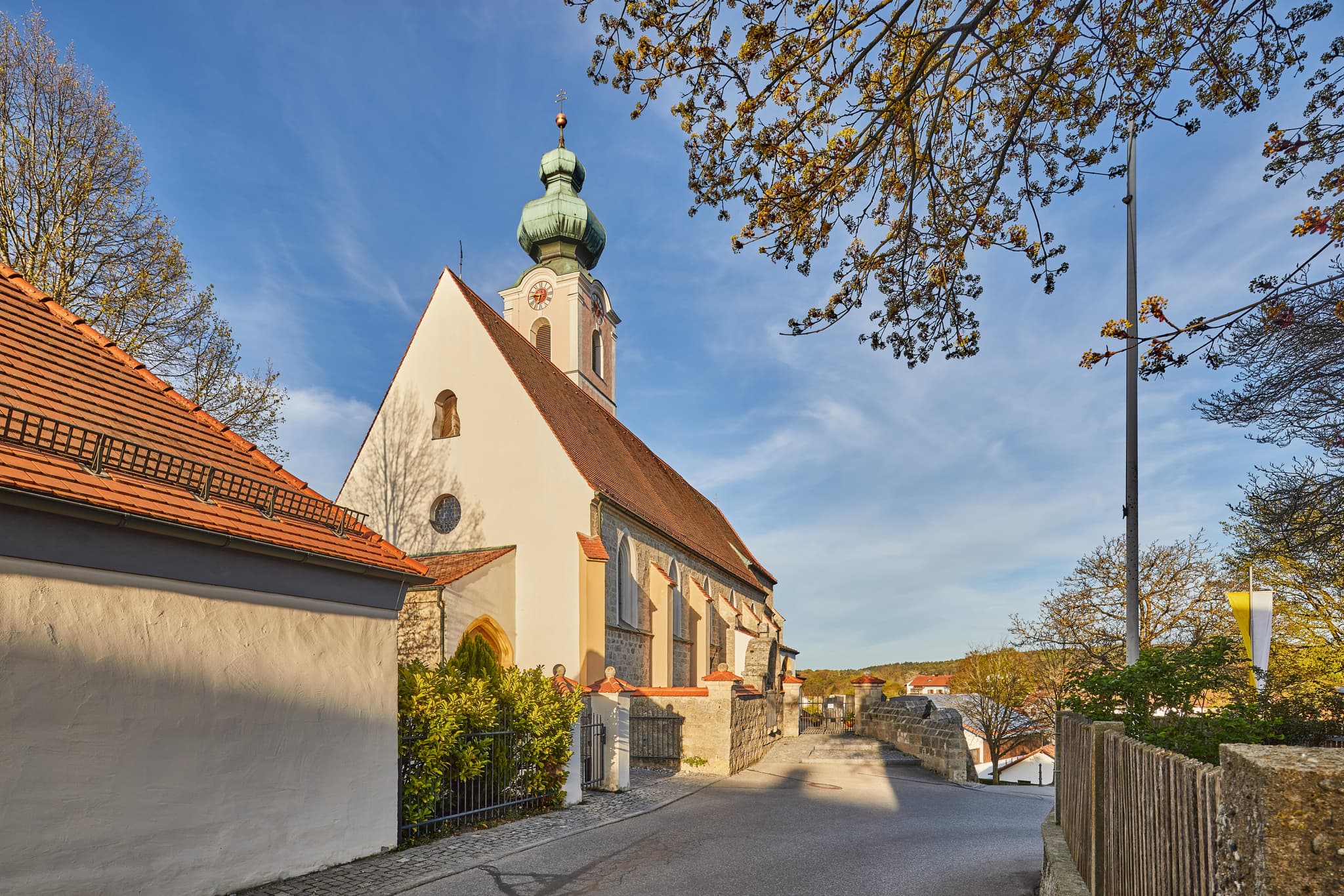 Pfarrkirche Mehring St. Martinus im Landkreis Altötting, Oberbayern, Deutschland. Das Gotteshaus mit Zwiebelturm prägt den Ort in der Inn-Salzach Region.