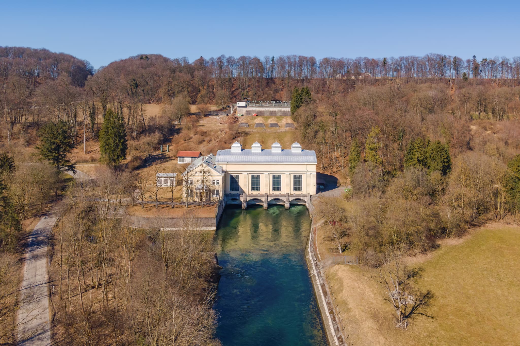 Luftbild des Alz-Kraftwerks in Hirten, Burgkirchen, Landkreis Altötting, Oberbayern, Inn-Salzach, Deutschland.
