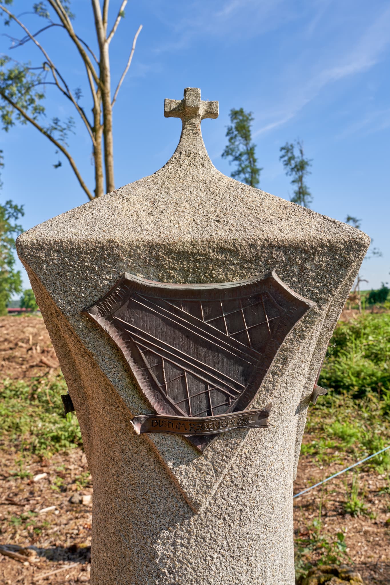 Bild zeigt einen Diozesangrenzstein des Bistum Regensburg in Ramprecht, Massing, Rottal-Inn, Niederbayern, Holzland, Deutschland.
