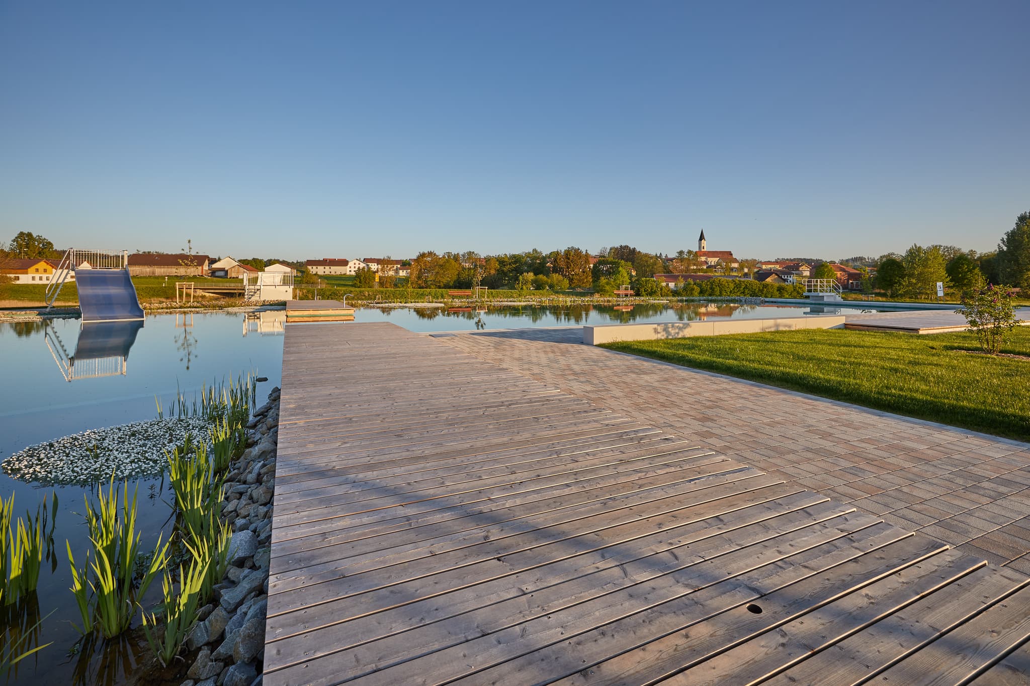 Naturbad am Wassergarten in Mitterskirchen, Landkreis Rottal-Inn, Niederbayern, Inn-Salzach. Deutschland. Genießen Sie die Ruhe und Natur.