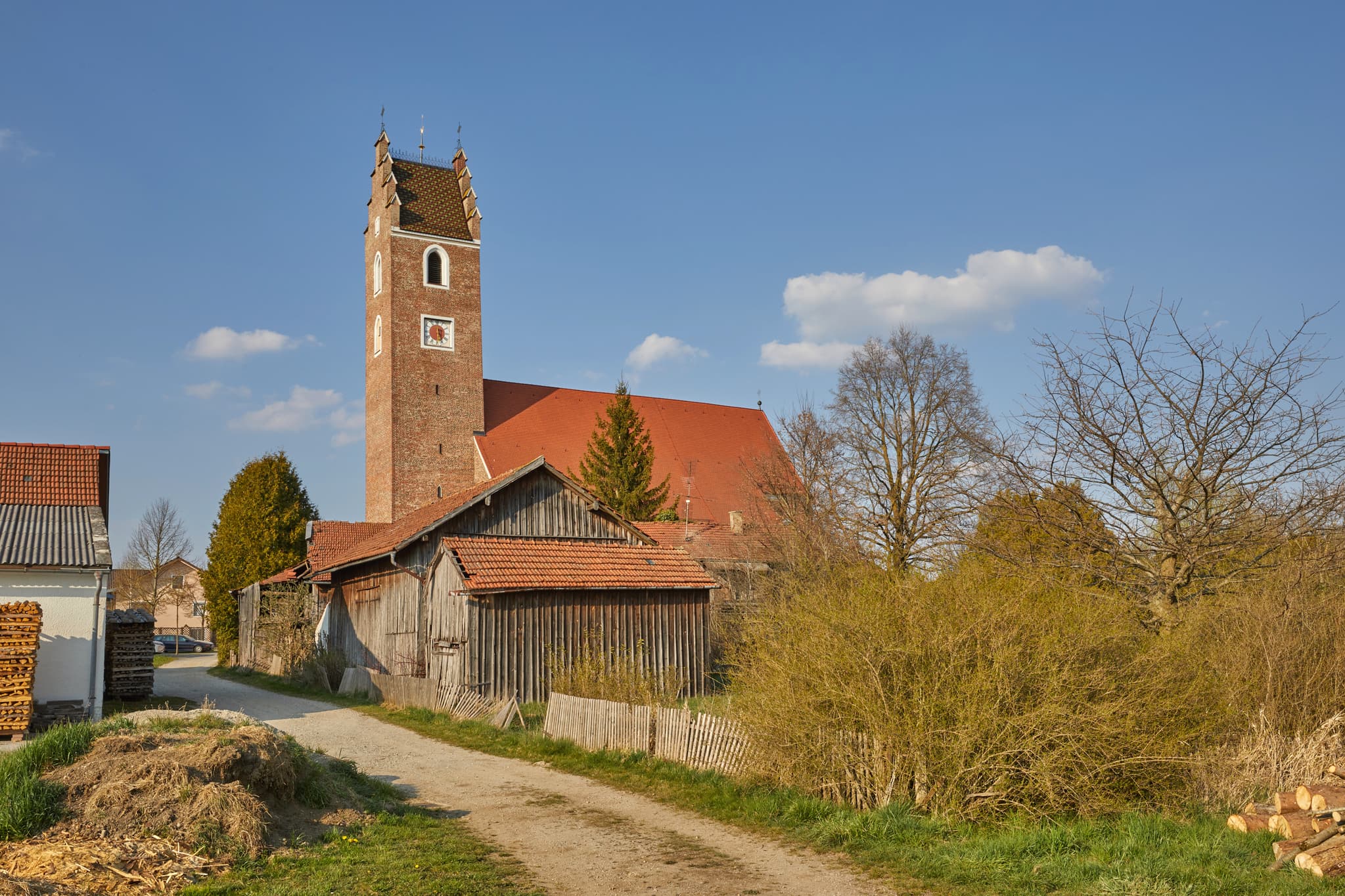 Kirche in Oberdietfurt, Landkreis Rottal-Inn, Niederbayern, Holzland, Bayern, Deutschland. Das Bild zeigt die Rückseite der Kirche mit angrenzenden Gebäuden.