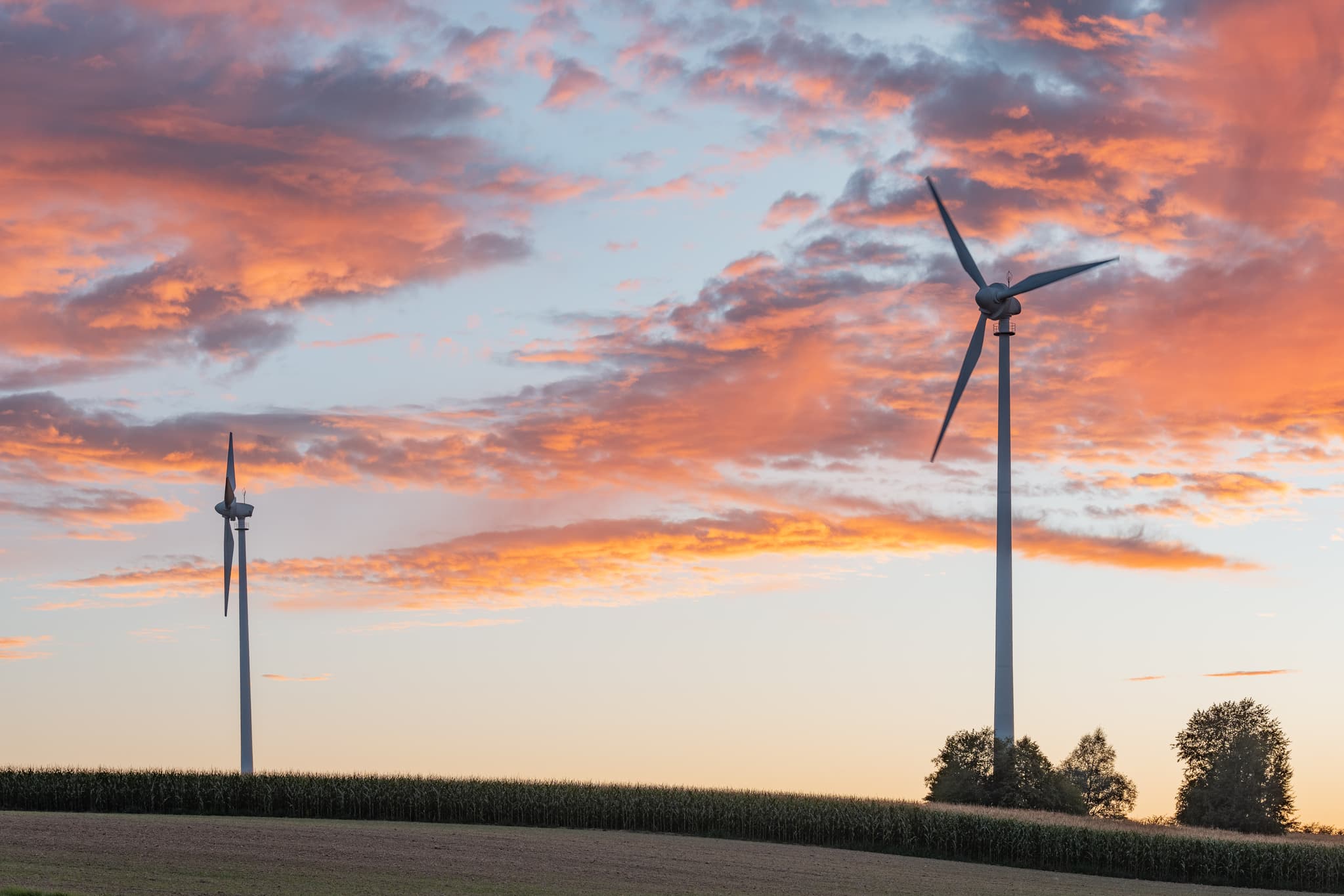 Windkraftanlagen bei Dirnaich, Gangkofen, Landkreis Rottal-Inn, Niederbayern. Ländliche Landschaft im Holzland, Deutschland. Energieerzeugung bei Dämmerung.