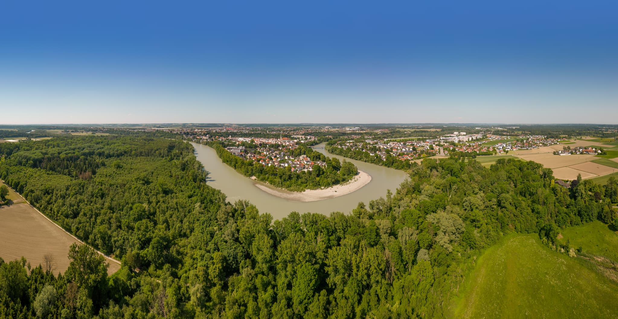 Panoramisches Luftbild Mühldorf am Inn, Oberbayern. Es zeigt die Stadt, Wälder, Felder. Vom Naturerlebnisweg Innaue in der Region Inn-Salzach, Deutschland.
