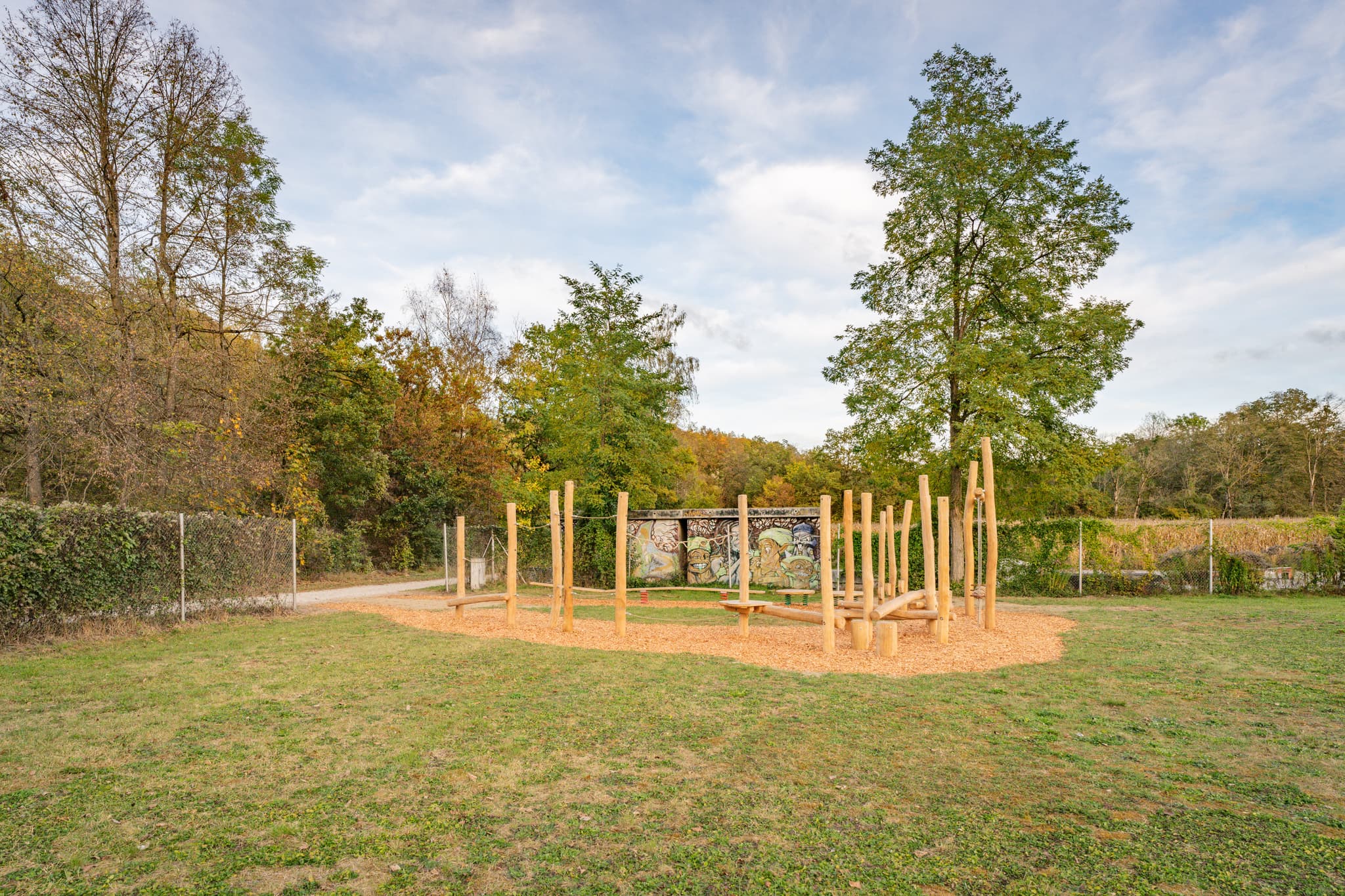 Motorikpark in Winhöring, Altötting, Oberbayern, Inn-Salzach, Deutschland. Die Anlage mit Holzelementen bietet vielfältige Bewegungsmöglichkeiten.