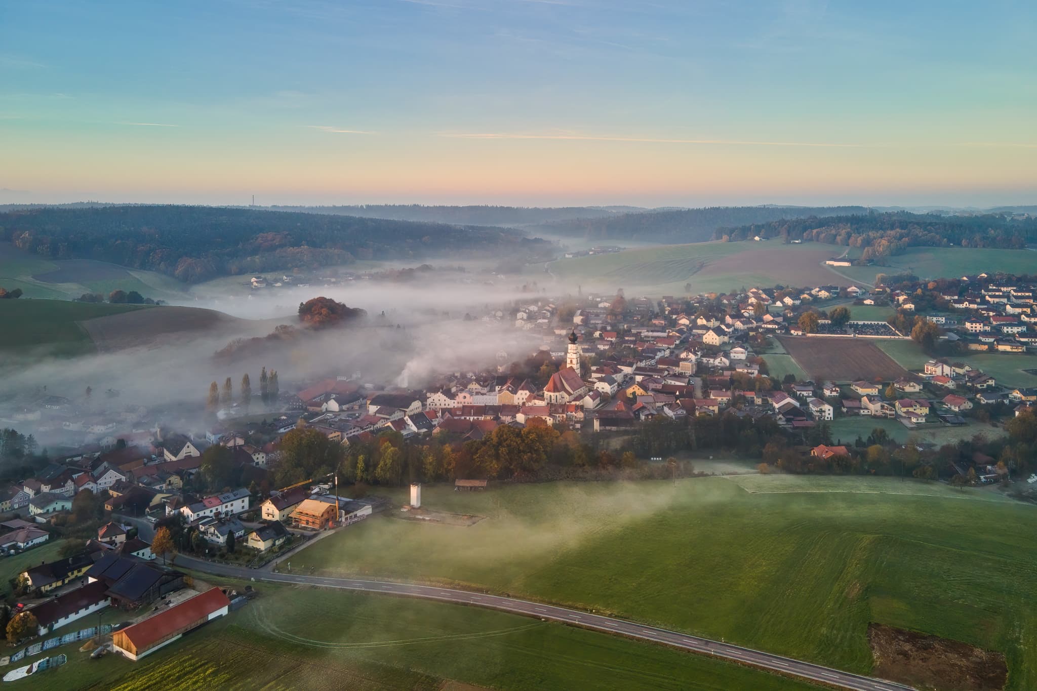 Idyllische Ortsansicht von Markt Kößlarn im Landkreis Passau, Niederbayern. Die Marktgemeinde liegt eingebettet in eine sanfte Landschaft.