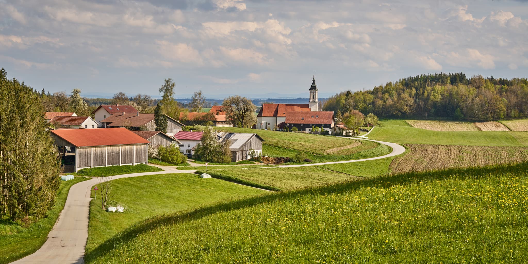 Idyllisches St. Wolfgang im Frühling, gelegen in Bad Griebsach im Landkreis Passau, Niederbayern, Deutschland. Ein malerisches Dorf in der Region Donau-Wald.