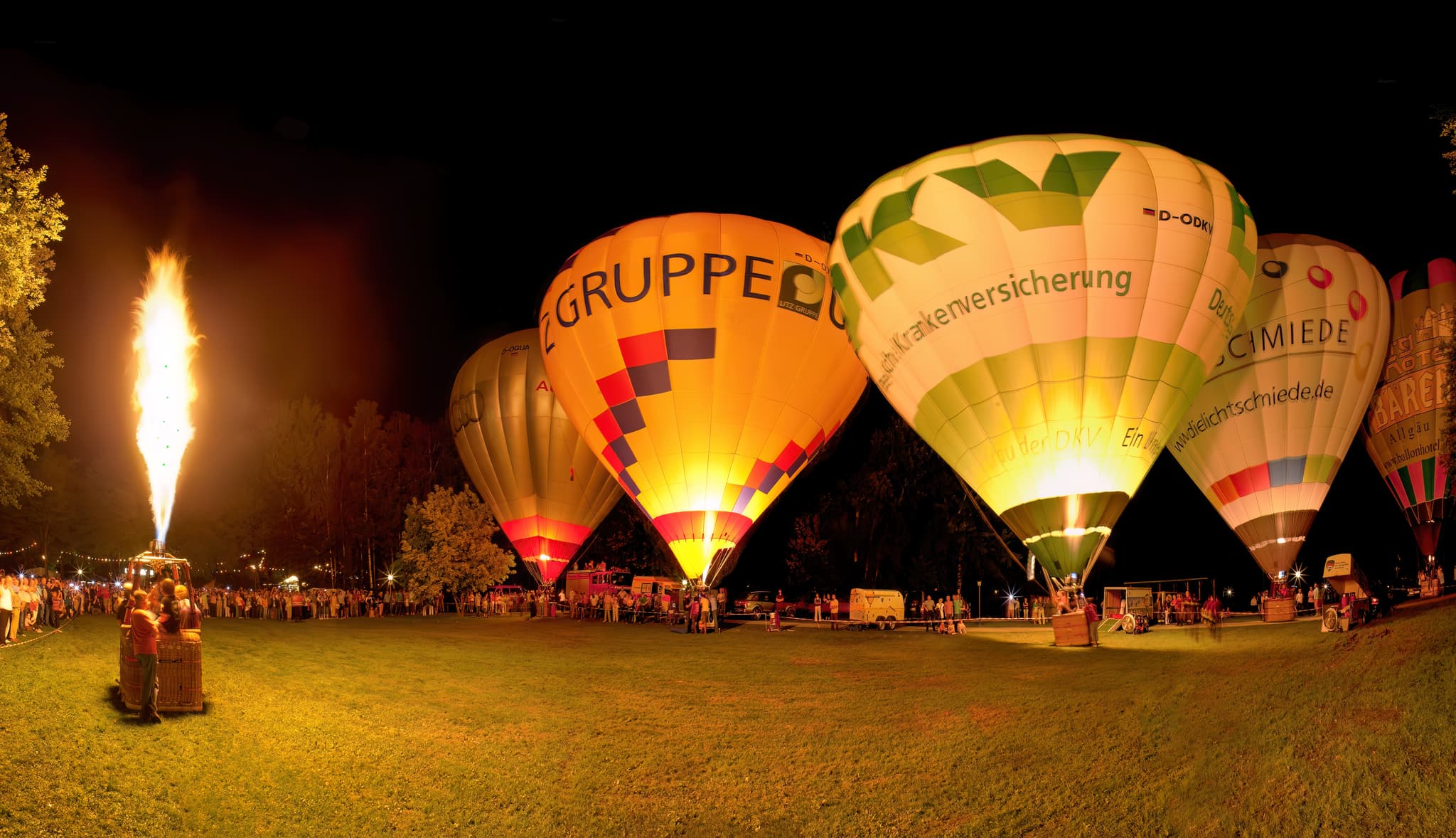 Nachtaufnahme von Heißluftballons beim Ballonglühen in Bad Griesbach, Gemeinde im Landkreis Passau, Niederbayern, Bayern. Das Event findet aktuell nicht statt.