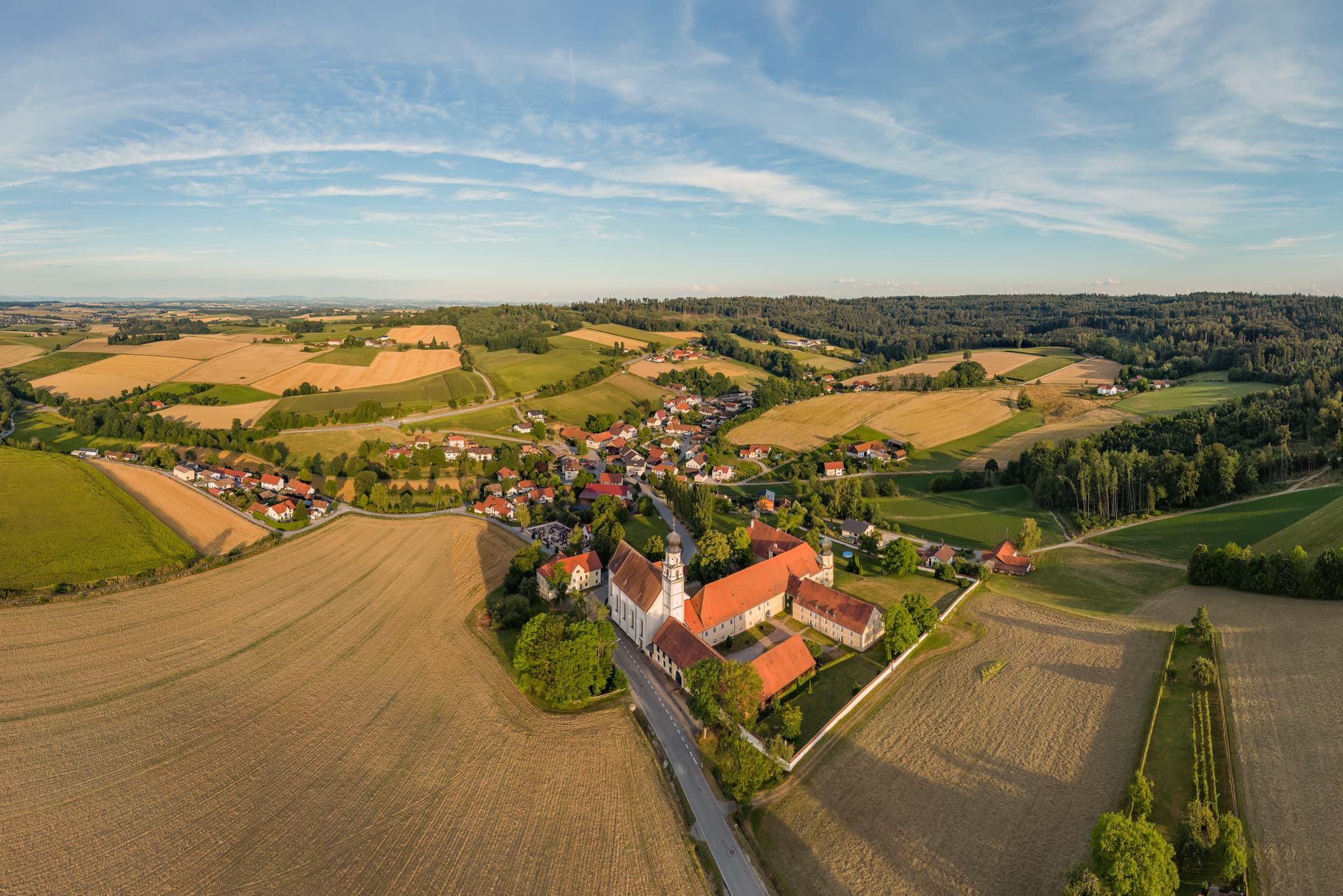 Landschaft mit Kirche Hl. Dreifaltigkeit bei Bad Griesbach im Landkreis Passau, Niederbayern, Region Donau-Wald, Deutschland.