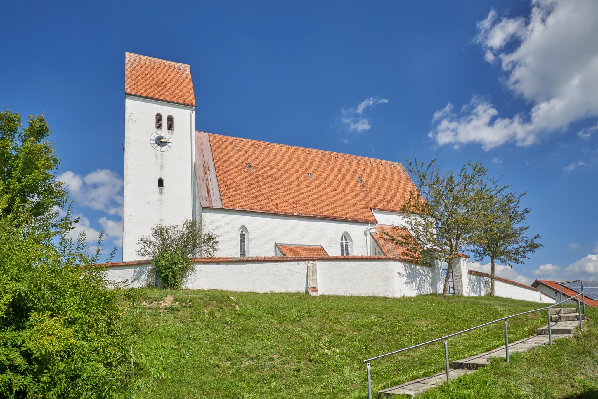 Georgenberg Kirche in Pleiskirchen, Landkreis Altötting, Oberbayern, Inn-Salzach, Bayern, Deutschland. Die Kirche steht auf einem Hügel.
