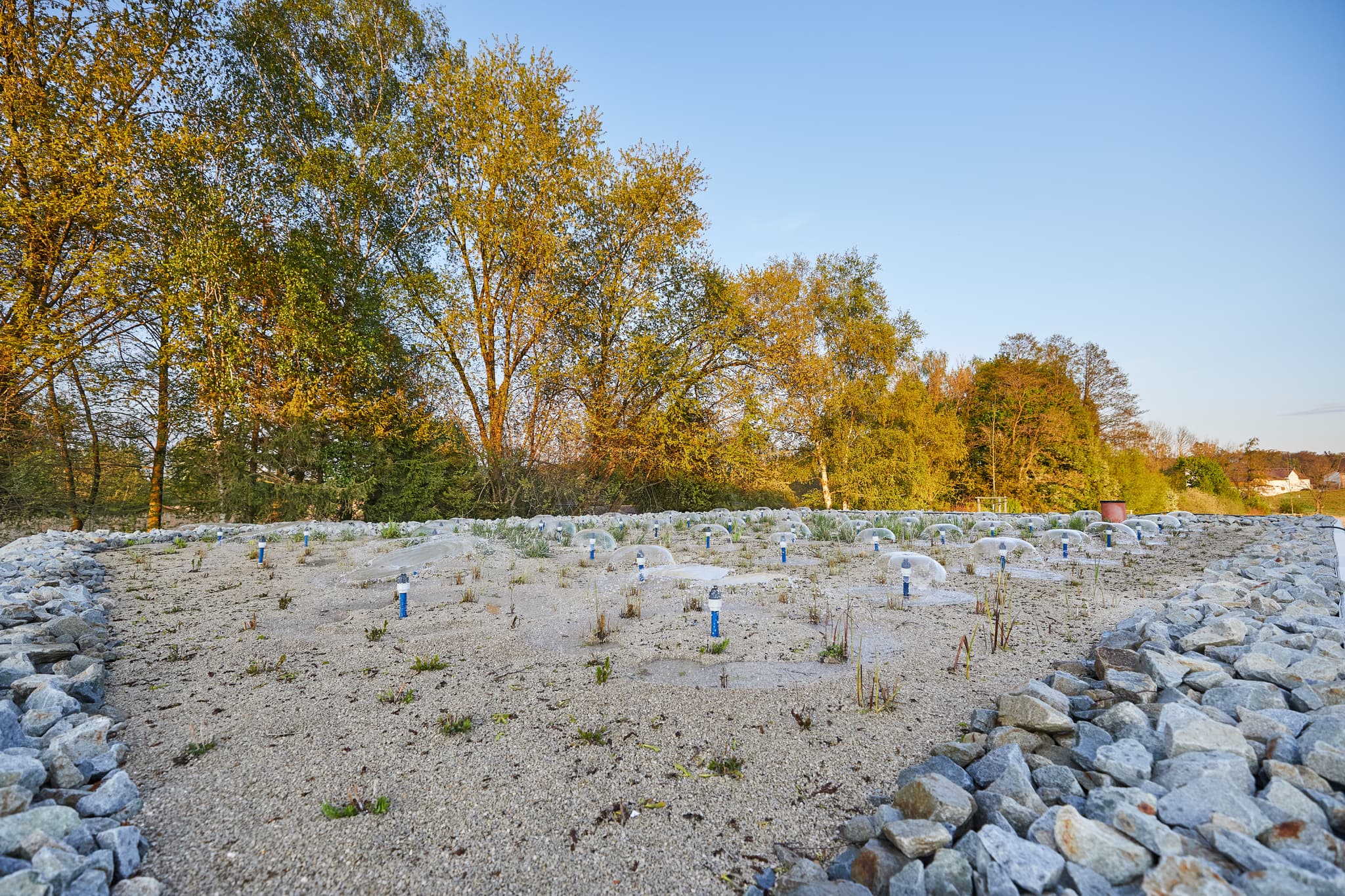 Atemberaubender Sonnenuntergang über den Feldern bei Holzham in Niederbayern, Deutschland. Region Rottal-Inn, Niederbayern. Wunderschöne Naturlandschaft.
