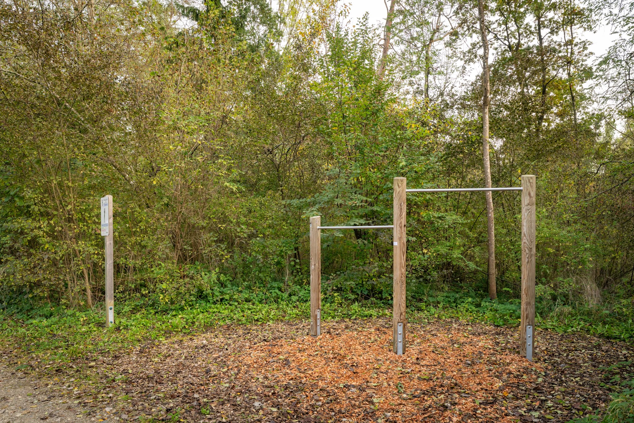 Sportgeräte auf dem Trimm-dich-Pfad in Winhöring, Altötting, Oberbayern. Outdoor-Fitnessanlage im Inn-Salzach-Gebiet in Deutschland, umgeben von Natur.