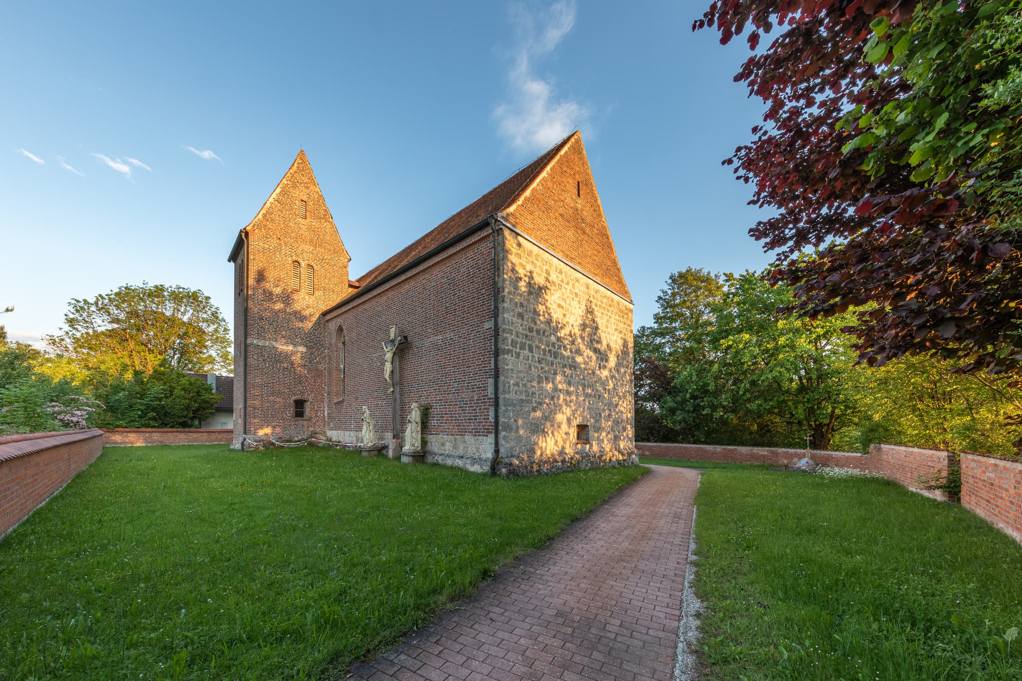 Historische Filialkirche St. Rupert in Gumpersdorf (Zeilarn), Landkreis Rottal-Inn, Niederbayern. Das Bauwerk im Holzland erstrahlt im sanften Licht.