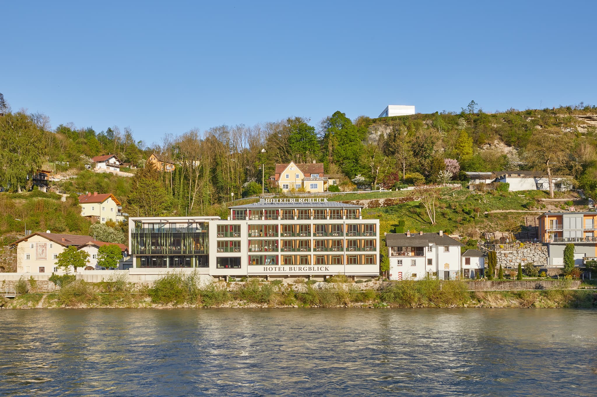 Das Hotel Burgblick in Ach auf österreichischer Salzach Seite, Landkreis Altötting, Oberbayern, Region Inn-Salzach, Deutschland, Österreich.