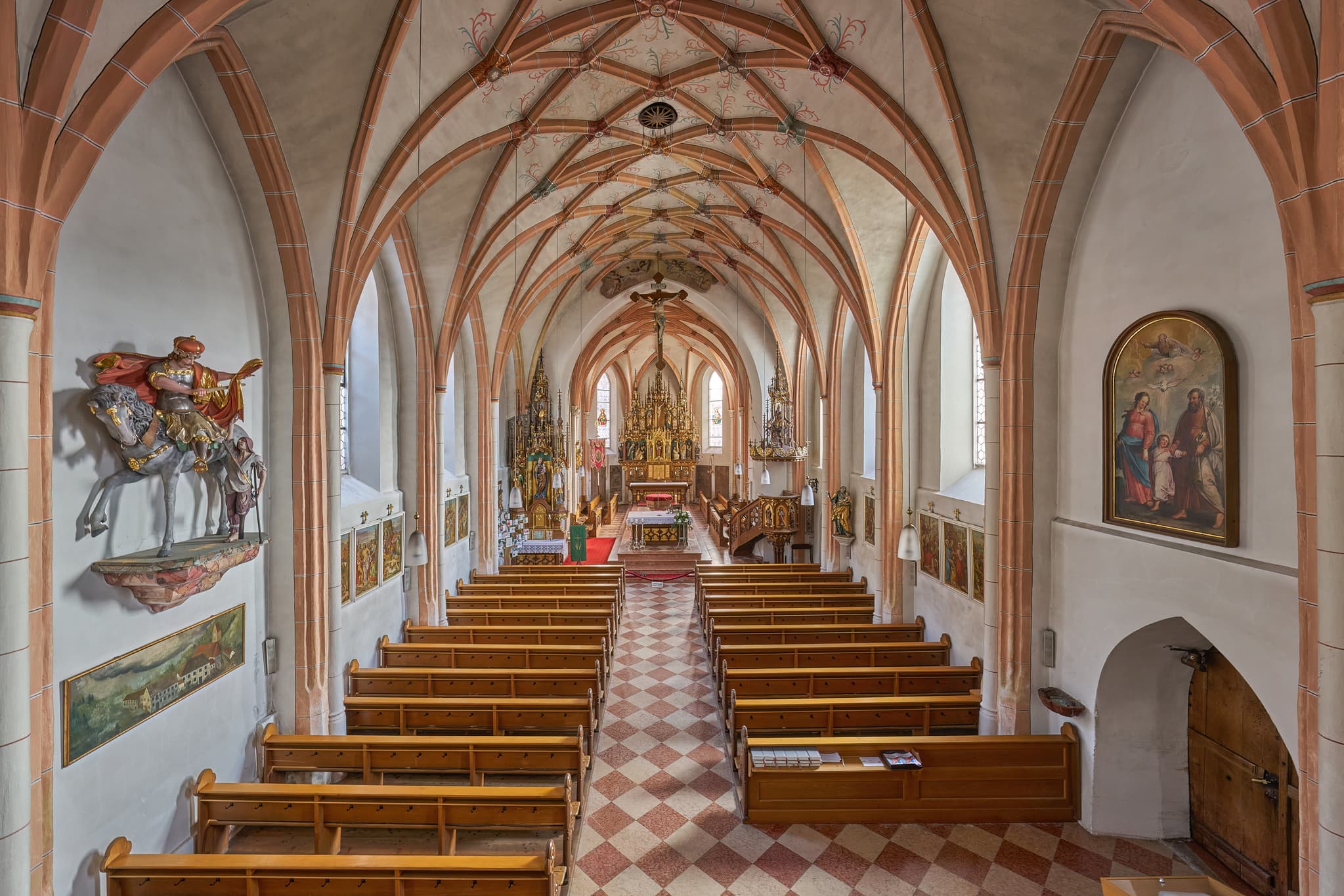 Innenansicht Pfarrkirche St. Martinus, Zeilarn, Niederbayern. Rottal-Inn, Holzland, Deutschland. Kirchenschiff zeigt Holzbänke, Gewölbe, Altar, Kunstwerke.