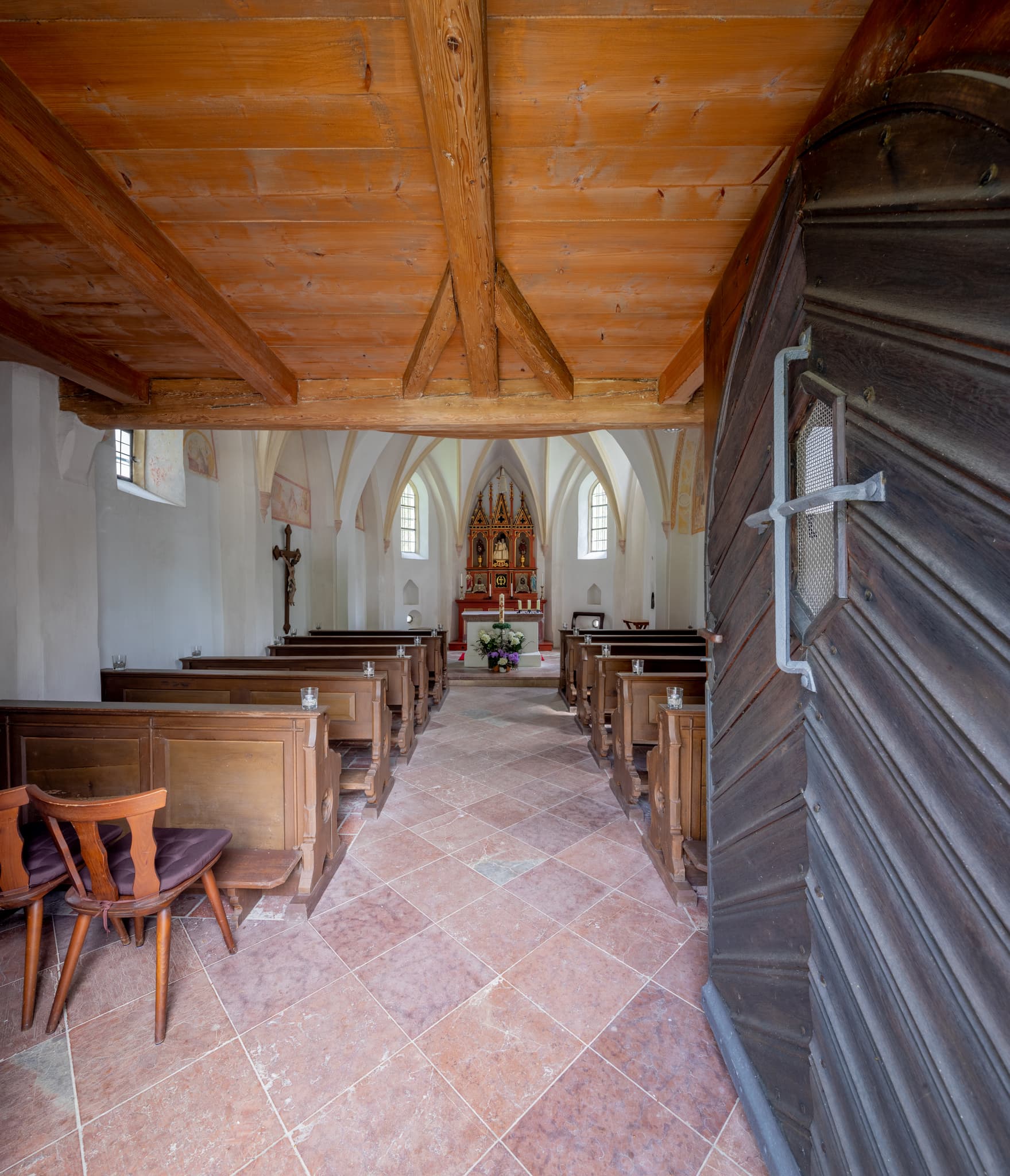 Innenansicht mit Altar der Kirche in Hampersberg bei Erharting im Landkreis Mühldorf am Inn, Oberbayern.