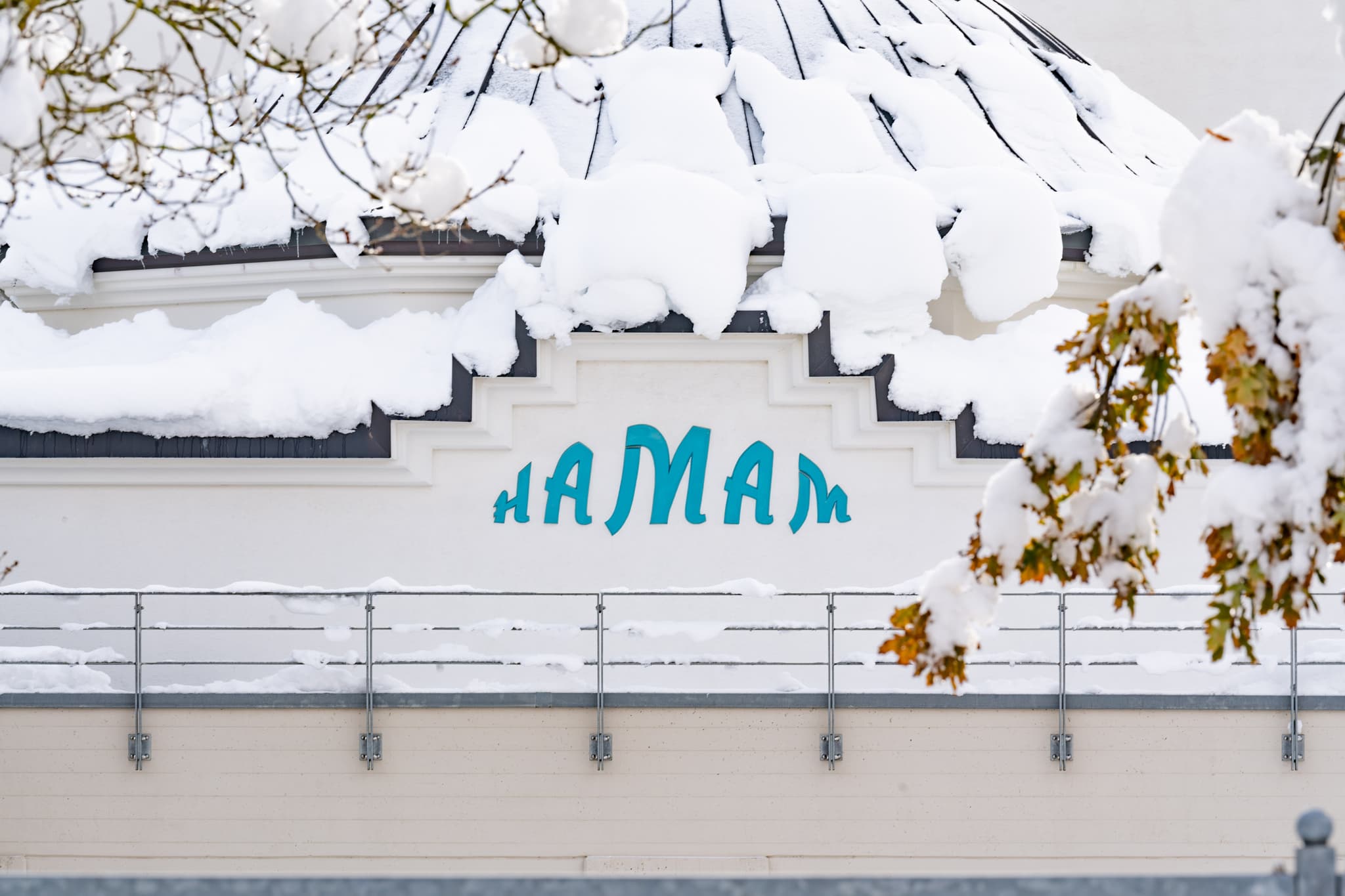 Winterliches Hamam, Ansicht der Therme in Bad Griesbach, Passau, Niederbayern. Bild zeigt das Hamam im Schnee.