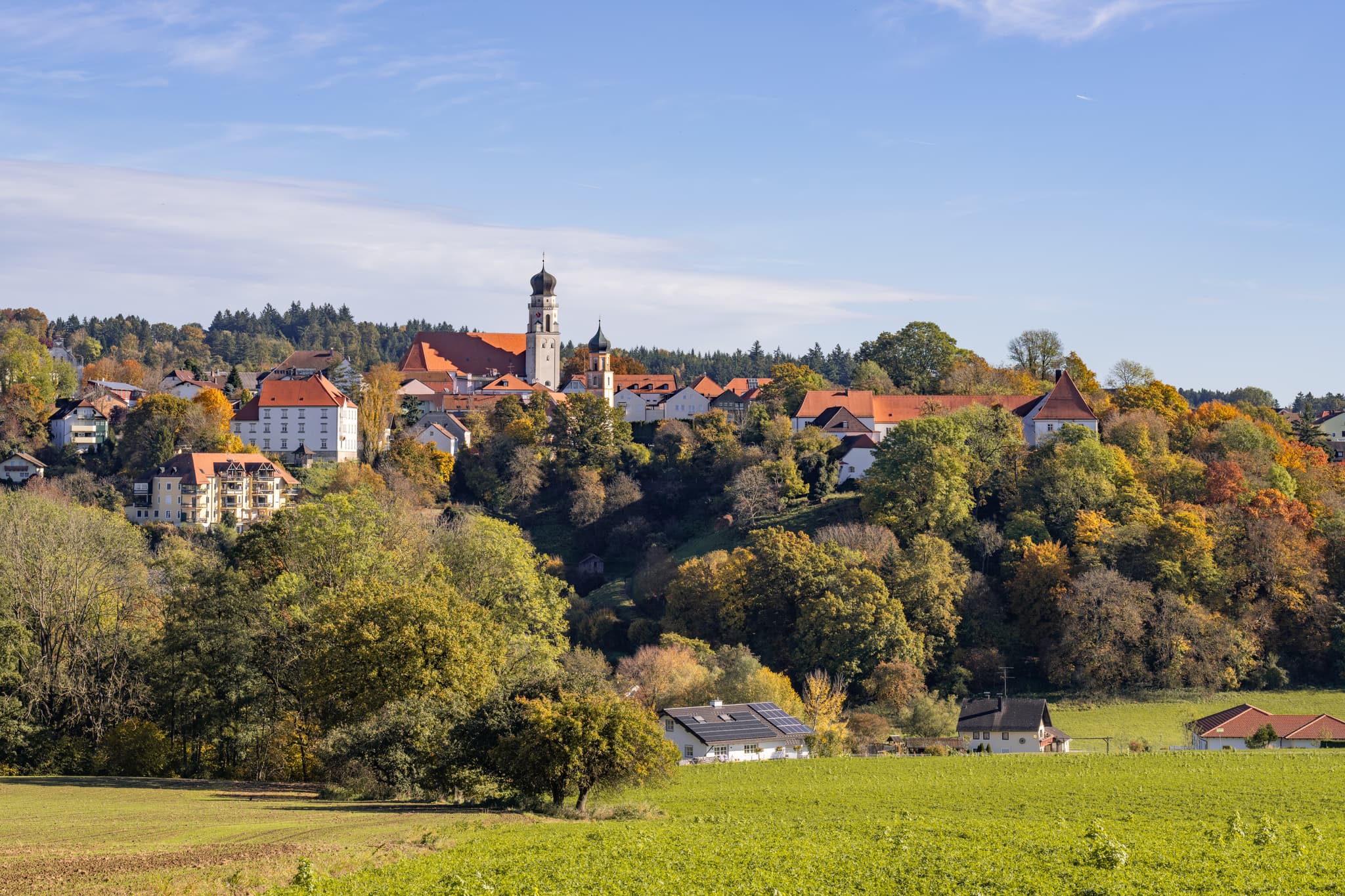Herrliche Herbstansicht von Stadt Leiten in Bad Griesbach, Landkreis Passau, Niederbayern, Deutschland. Die goldenen Farben des Rottals unter blauem Himmel.