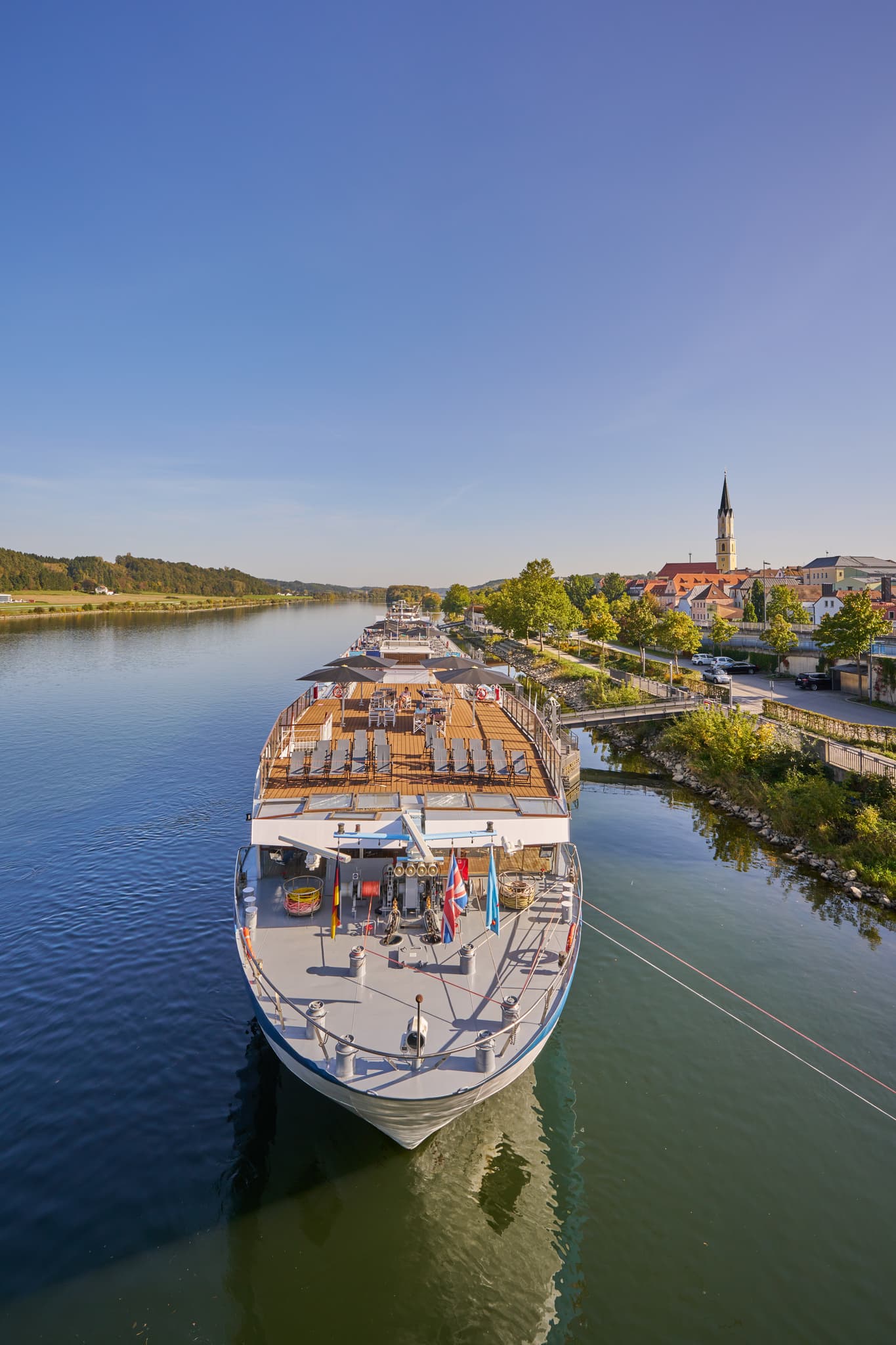 Blick auf ein Flussschiff am Donau Hafen in Vilshofen, Landkreis Passau. Die Szene in Niederbayern, Deutschland, zeigt die malerische Donau-Wald Region.