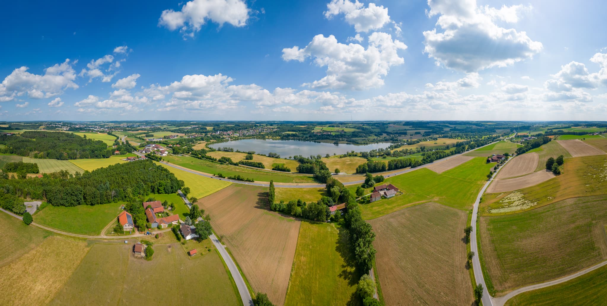 Panorama Luftbild des Rottauensee Stausees bei Postmünster im Landkreis Rottal-Inn, Niederbayern. Die ländliche Landschaft des Bäderdreiecks in Deutschland.
