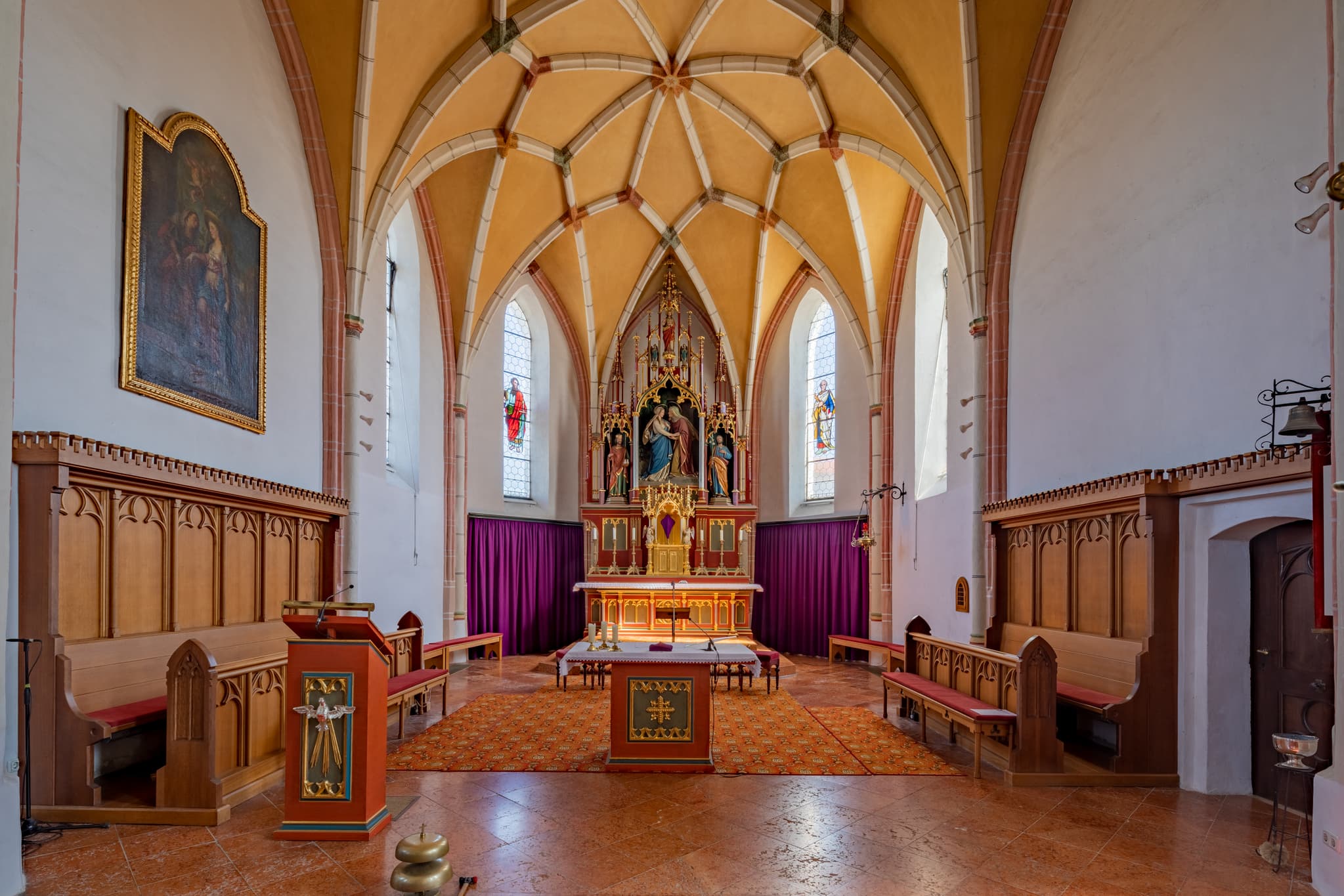 Die Kirche in Unterdietfurt, Gemeinde im Landkreis Rottal-Inn, Niederbayern, Deutschland. Ansicht des Altarraums mit religiöser Kunst in der Region Holzland.